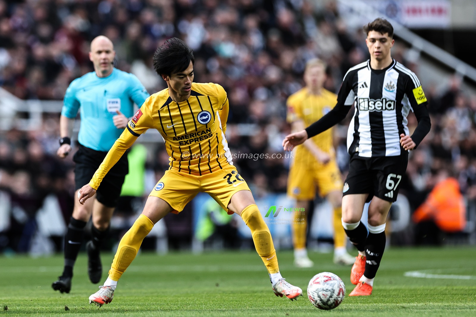 Kaoru Mitoma of Brighton & Hove Albion in action during the Emirates FA Cup 5th Round Newcastle United vs Brighton and Hove Albion at St. James's Park, Newcastle, United Kingdom, 2nd March 2025

(Photo by Mark Cosgrove/News Images)