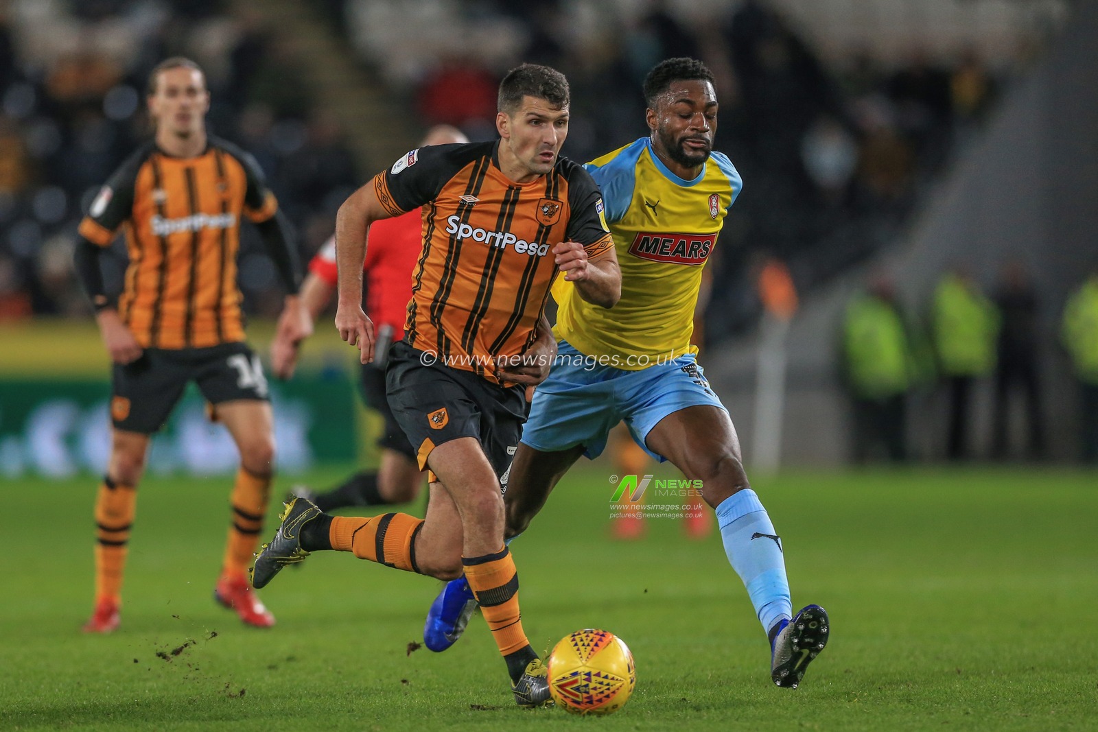 12th January 2019, KCOM Stadium, Hull , England; Sky Bet Championship, Hull City vs Rotherham United ; Eric Lichaj of (02) Hull City makes a break 

Credit:   Mark Cosgrove/News Images

English Football League images are subject to DataCo Licence
