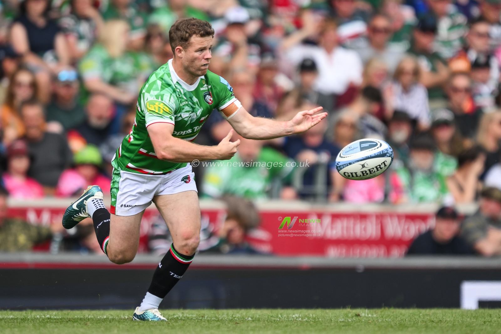 Tom Whiteley of Leicester Tigers passes the ball during the Gallagher Premiership match Leicester Tigers vs Exeter Chiefs at Mattioli Woods Welford Road, Leicester, United Kingdom, 18th May 2024

(Photo by Craig Thomas/News Images)