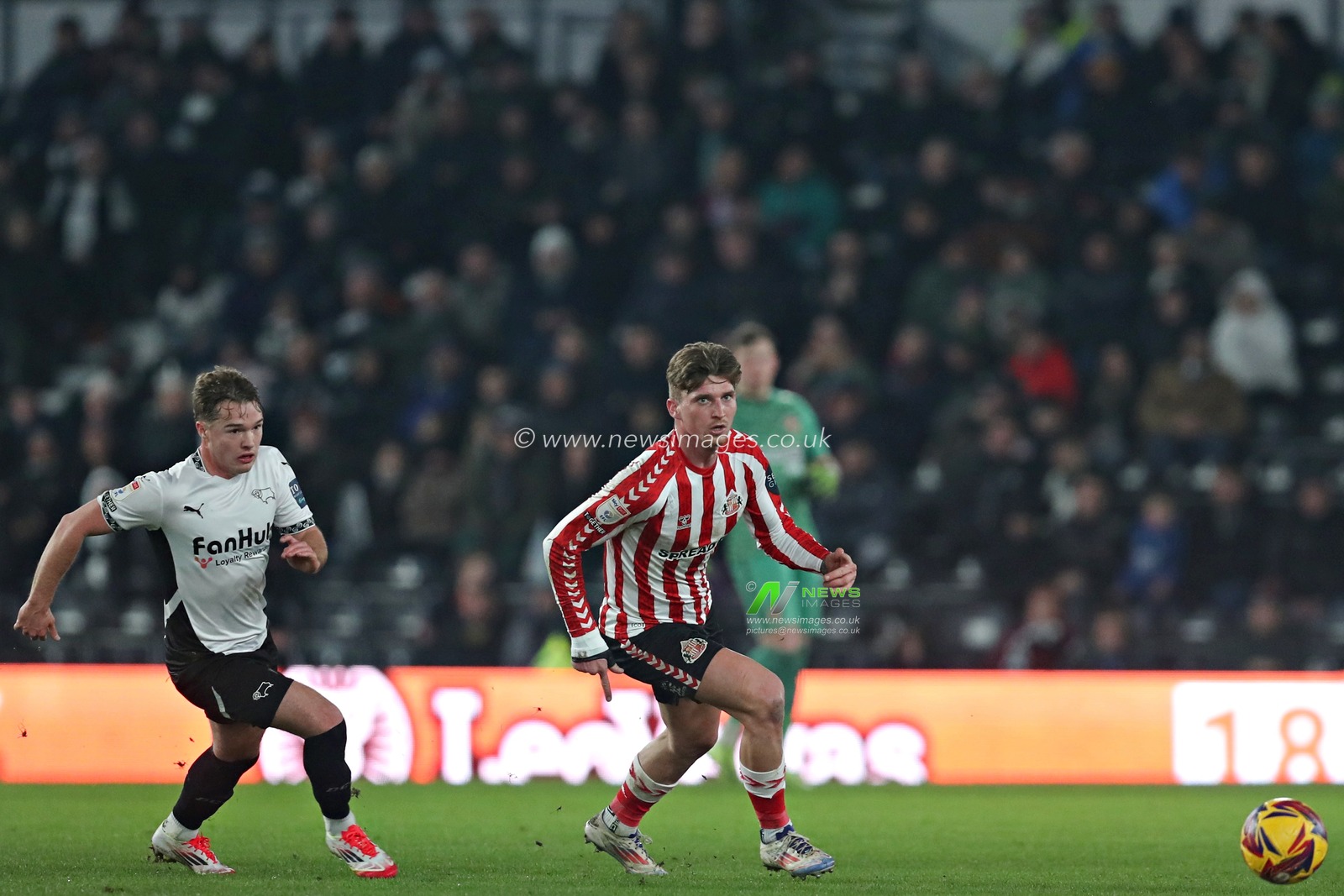 Liam Thompson of Derby County pressures Dennis Cirkin of Sunderland during the Sky Bet Championship match Derby County vs Sunderland at Pride Park Stadium, Derby, United Kingdom, 21st January 2025

(Photo by Sam Eaden/News Images) 