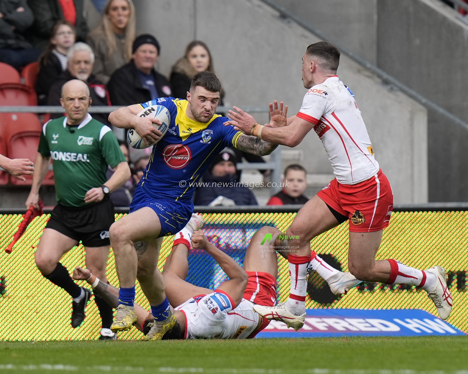 Connor Wrench of Warrington Wolves hands off Lewis Dodd of St. Helens during the Betfred Challenge Cup Quarter Final match St Helens vs Warrington Wolves at Totally Wicked Stadium, St Helens, United Kingdom, 14th April 2024

(Photo by Steve Flynn/News Images)