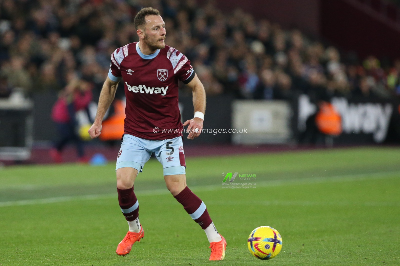 VladimÃ­r Coufal #5 of West Ham United on the ball during the Premier League match West Ham United vs Brentford at London Stadium, London, United Kingdom, 30th December 2022

(Photo by Arron Gent/News Images)