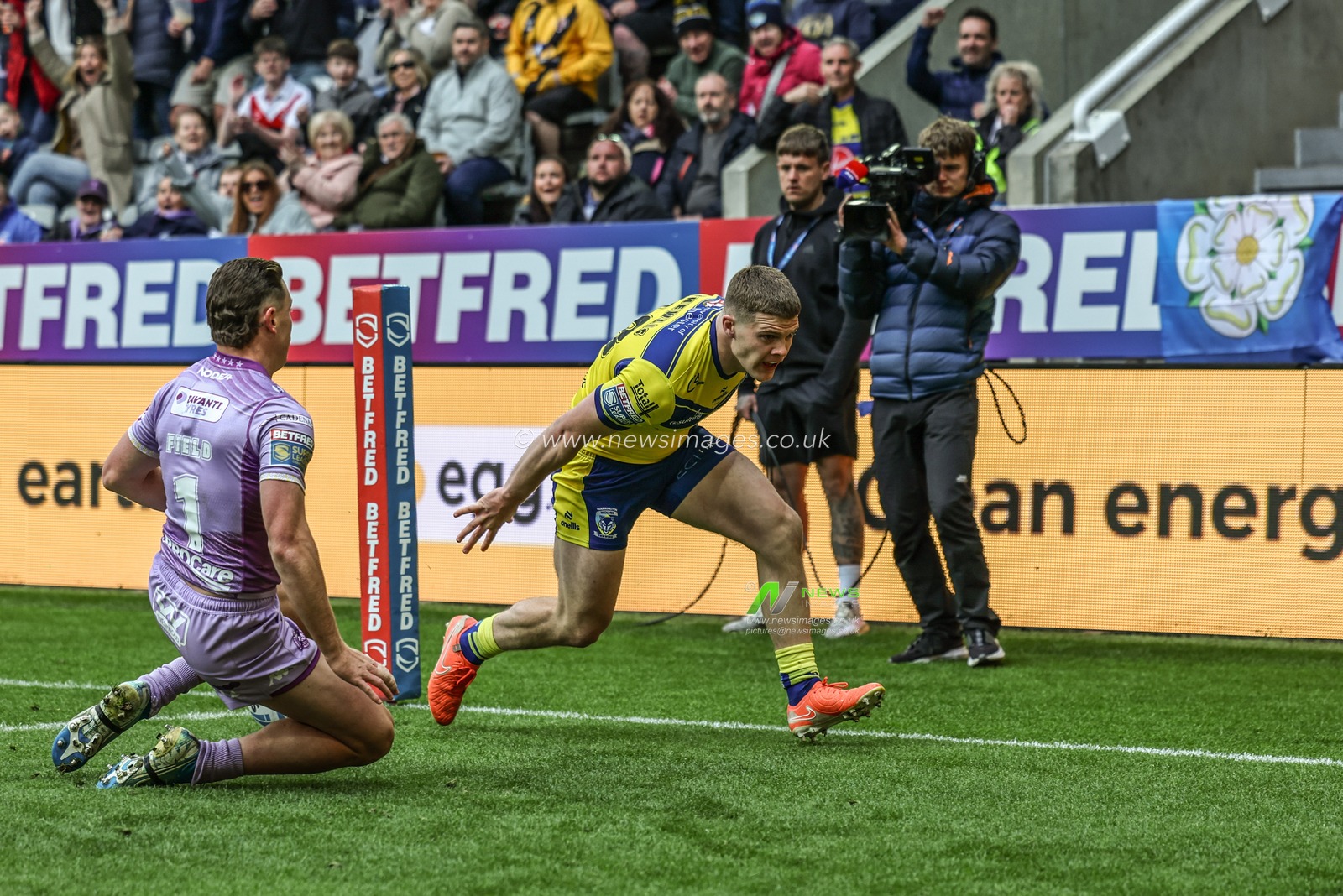 Jake Thewlis of Warrington Wolves goes over for a try during the Betfred Magic Weekend 2025 match Huddersfield Giants vs Hull FC at St. James's Park, Newcastle, United Kingdom, 4th May 2025

(Photo by Mark Cosgrove/News Images)