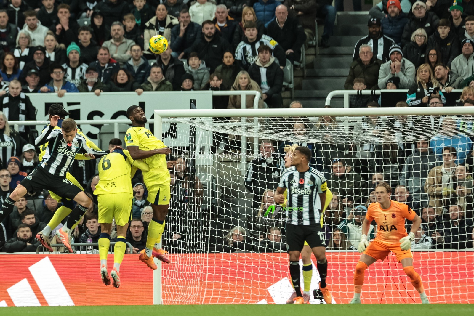 Kevin Danso of Tottenham Hotspur heads the ball clear of his defensive area during the Carabao Cup Last 16 Newcastle United vs Tottenham Hotspur at St. James's Park, Newcastle, United Kingdom, 29th October 2025

(Photo by Mark Cosgrove/News Images)

*** GER AUT SUI OUT ***