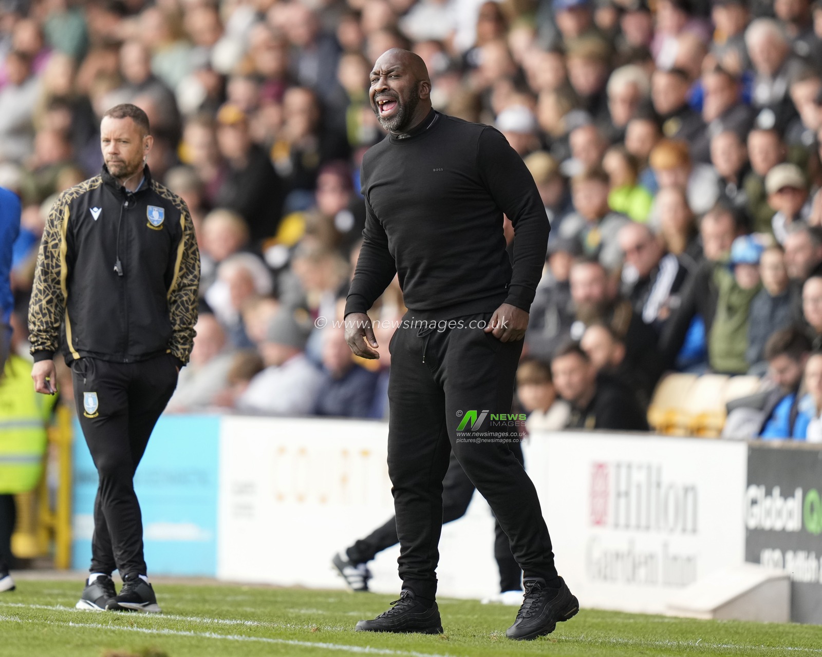 Darren Moore Manager of Sheffield Wednesday shouts instructions during the Sky Bet League 1 match Port Vale vs Sheffield Wednesday at Vale Park, Burslem, United Kingdom, 1st October 2022

(Photo by Steve Flynn/News Images)