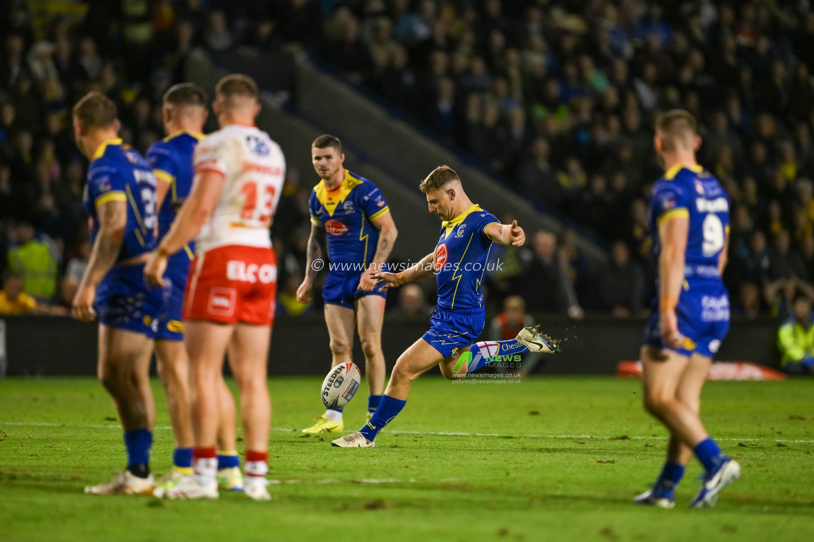 George Williams of Warrington Wolves drops a goal in golden point extra time to win the  Betfred Super League play-off Eliminator 2 Warrington Wolves v St Helens at Halliwell Jones Stadium, Warrington, United Kingdom, 28th September 2024

(Photo by Craig Thomas/News Images)