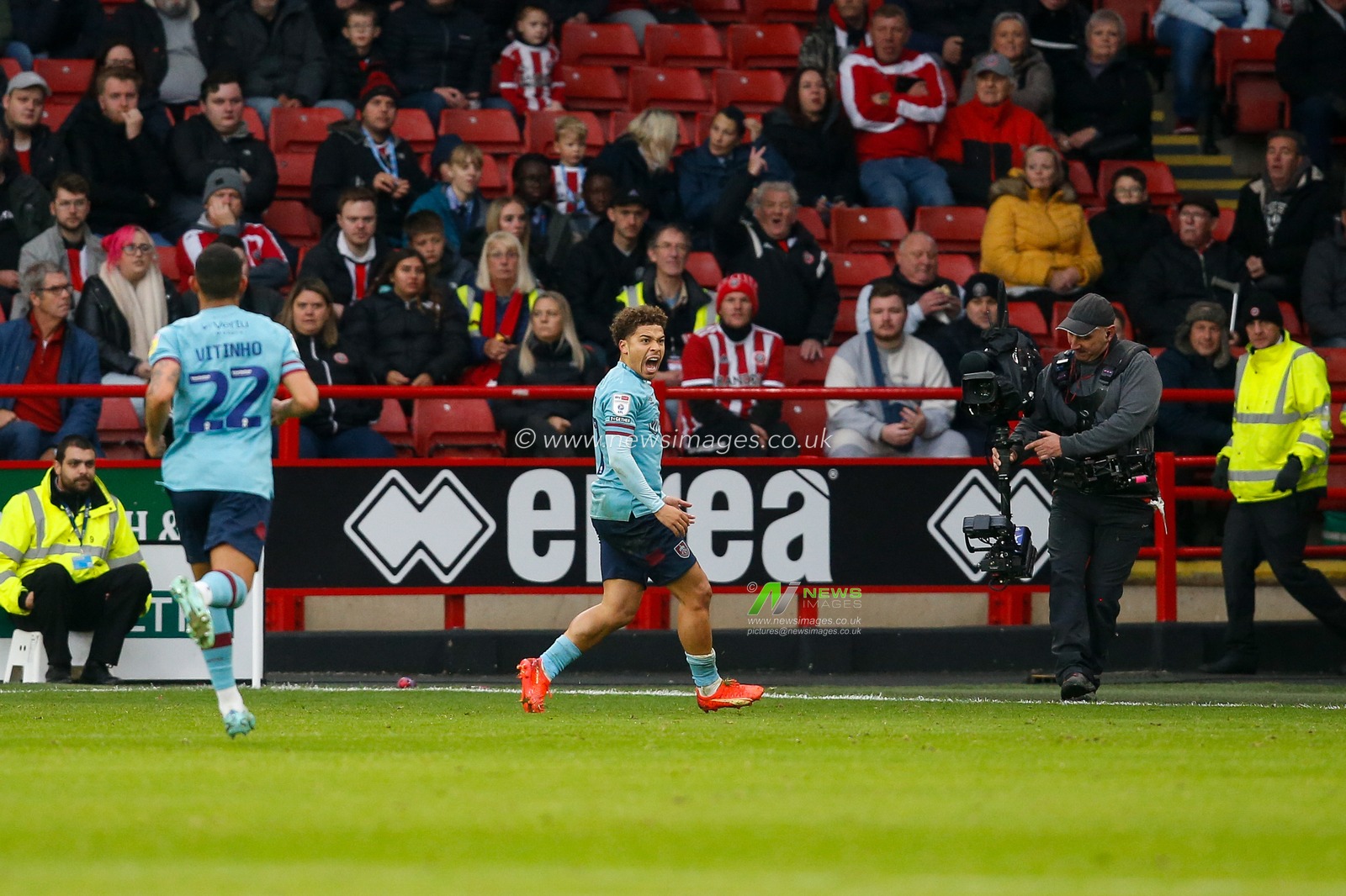 Benson Manuel #17 of Burnley Celebrates scoring a goal to make it 0-1 during the Sky Bet Championship match Sheffield United vs Burnley at Bramall Lane, Sheffield, United Kingdom, 5th November 2022

(Photo by Ben Early/News Images)