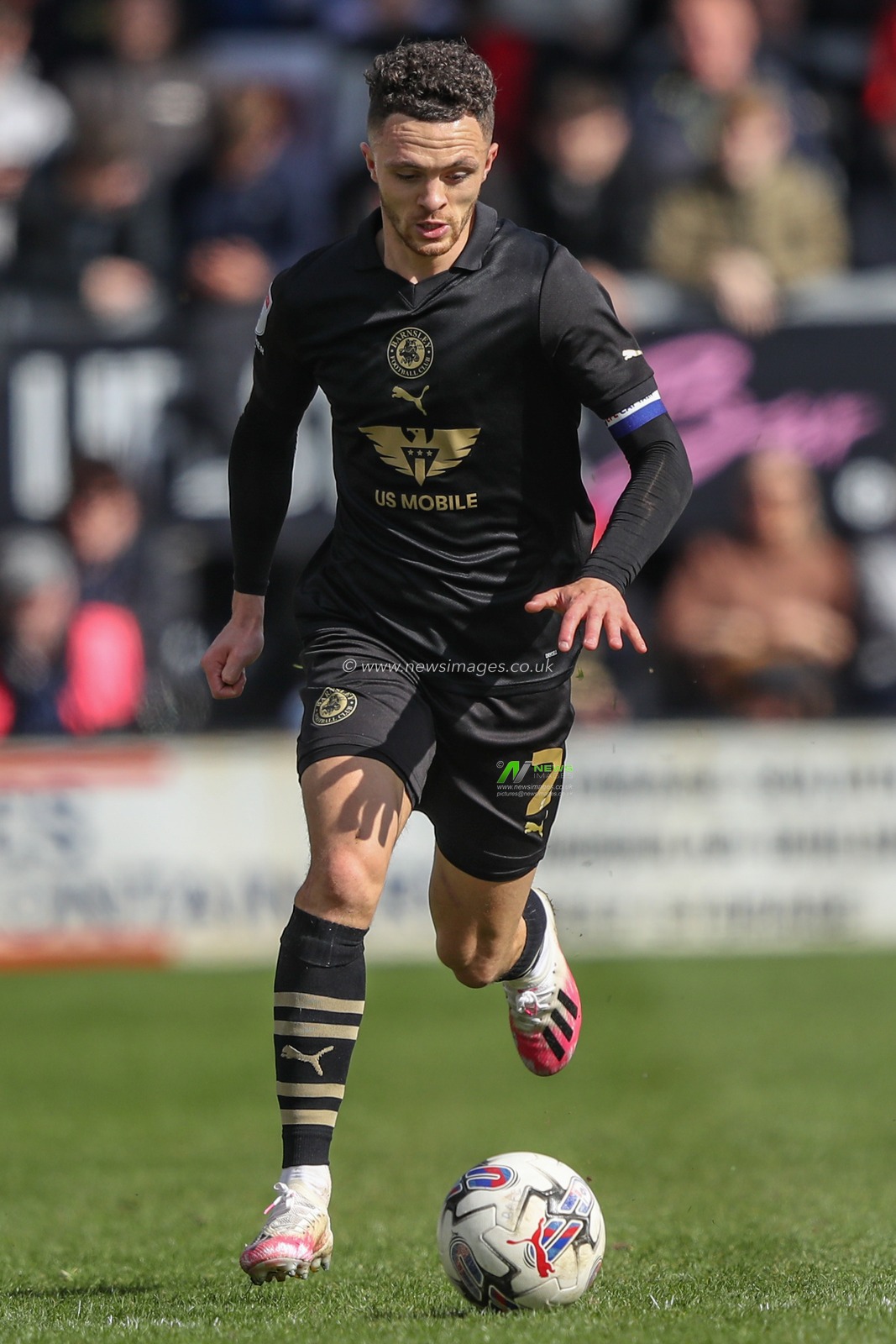 Jordan Williams of Barnsley during the Sky Bet League 1 match Burton Albion vs Barnsley at Pirelli Stadium, Burton upon Trent, United Kingdom, 1st April 2024

(Photo by Alfie Cosgrove/News Images)