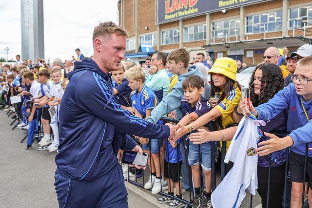Sean Longstaff of Leeds United is greeted by the Leeds fans during the Pre-season friendly match Leeds United vs Villarreal at Elland Road, Leeds, United Kingdom, 2nd August 2025

(Photo by Mark Cosgrove/News Images)