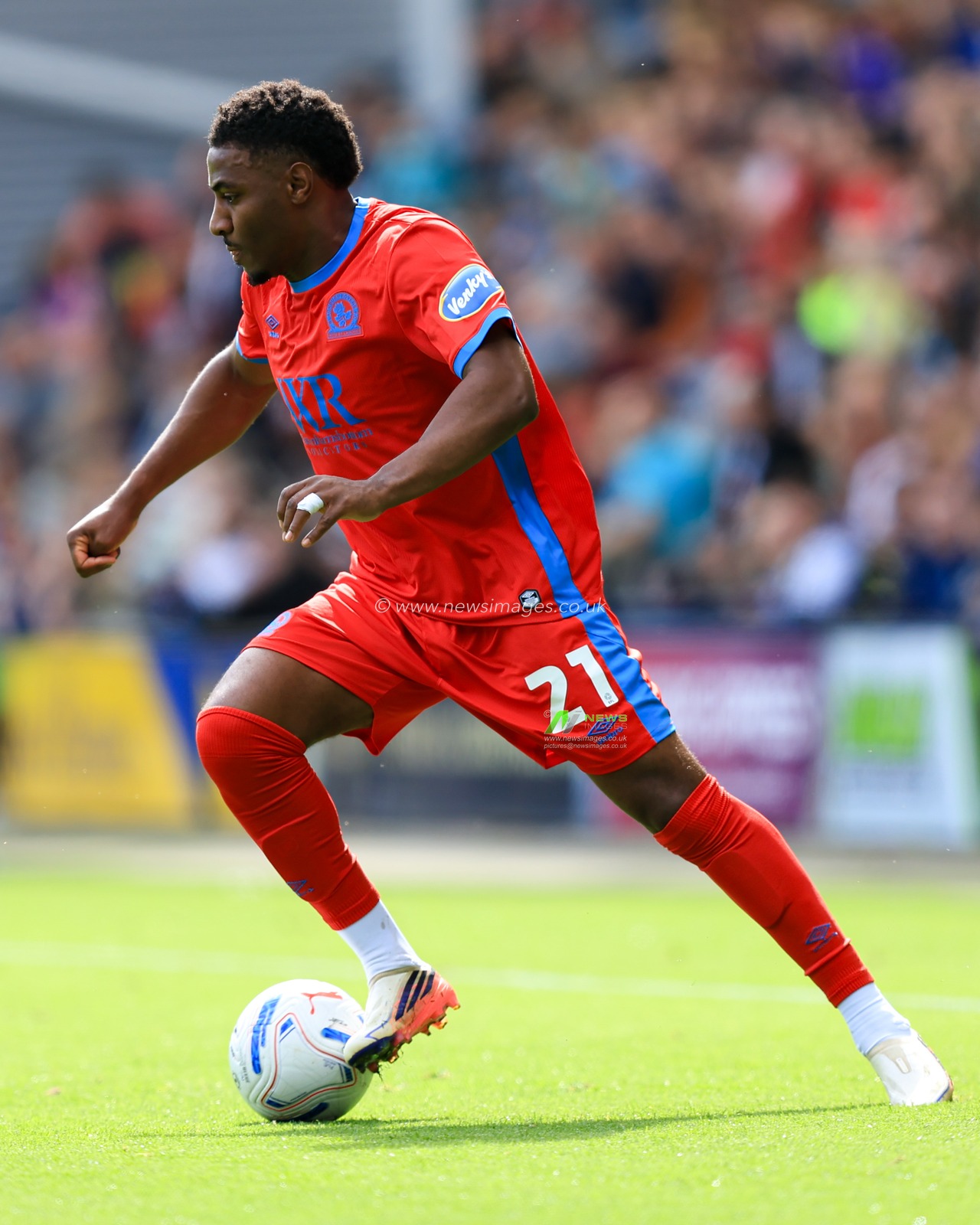 Lee Nicholls of Preston North End dribbles forward during the Sky Bet Championship match Preston North End vs Blackburn Rovers at Deepdale, Preston, United Kingdom on 05 September 2026

(Photo by Jorge Horsted/News Images)