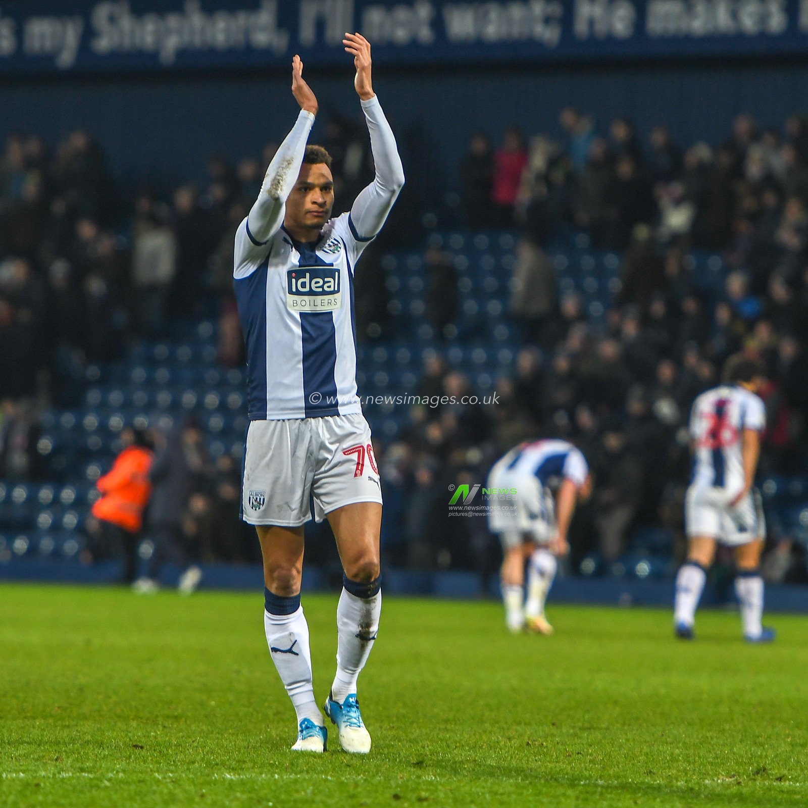 2nd Febuary 2019, The Hawthorns, West Bromwich, England; Sky Bet Championship, West Bromwich Albion vs Middlesbrough ; Jacob Murphy (70) of West Bromwich Albion thanks the support after the game


Credit: Gareth Dalley/News Images

English Football League images are subject to DataCo Licence