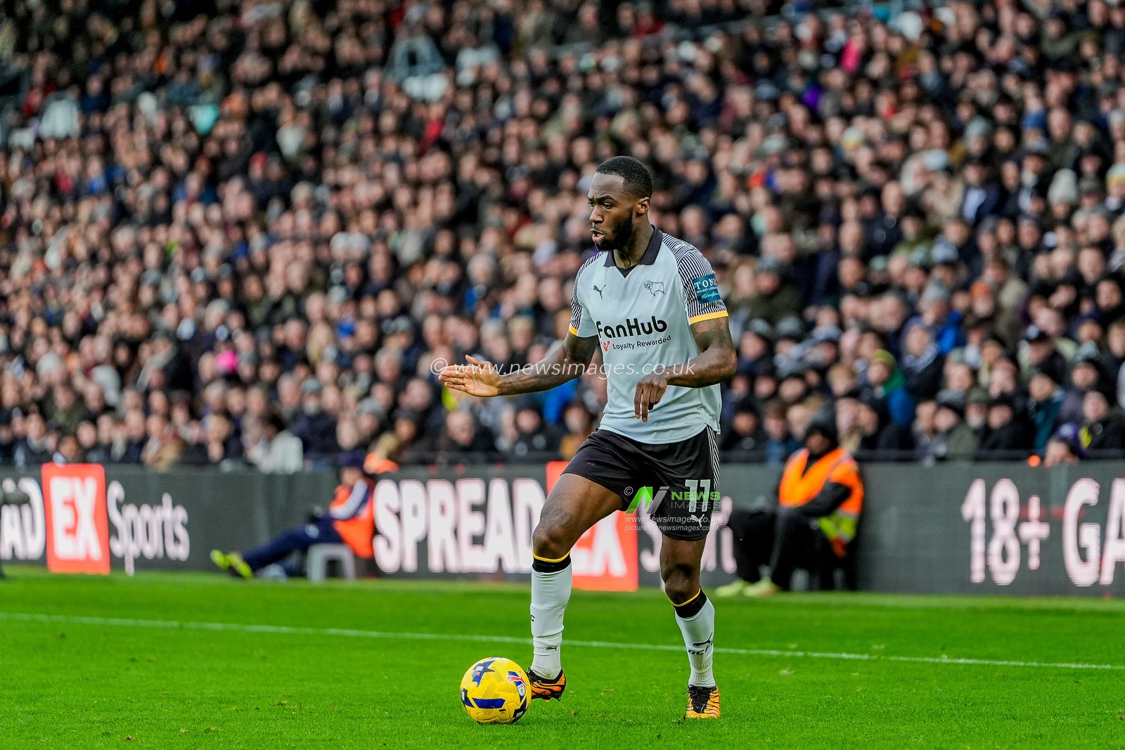 Corey Blackett-Taylor of Derby County  of Derby County  dribbles the ball towards goal during the Sky Bet Championship match Derby County vs Leicester City at Pride Park Stadium, Derby, United Kingdom, 6th December 2025

(Photo by Maynard Manyowa/News Images)

*** GER AUT SUI OUT ***