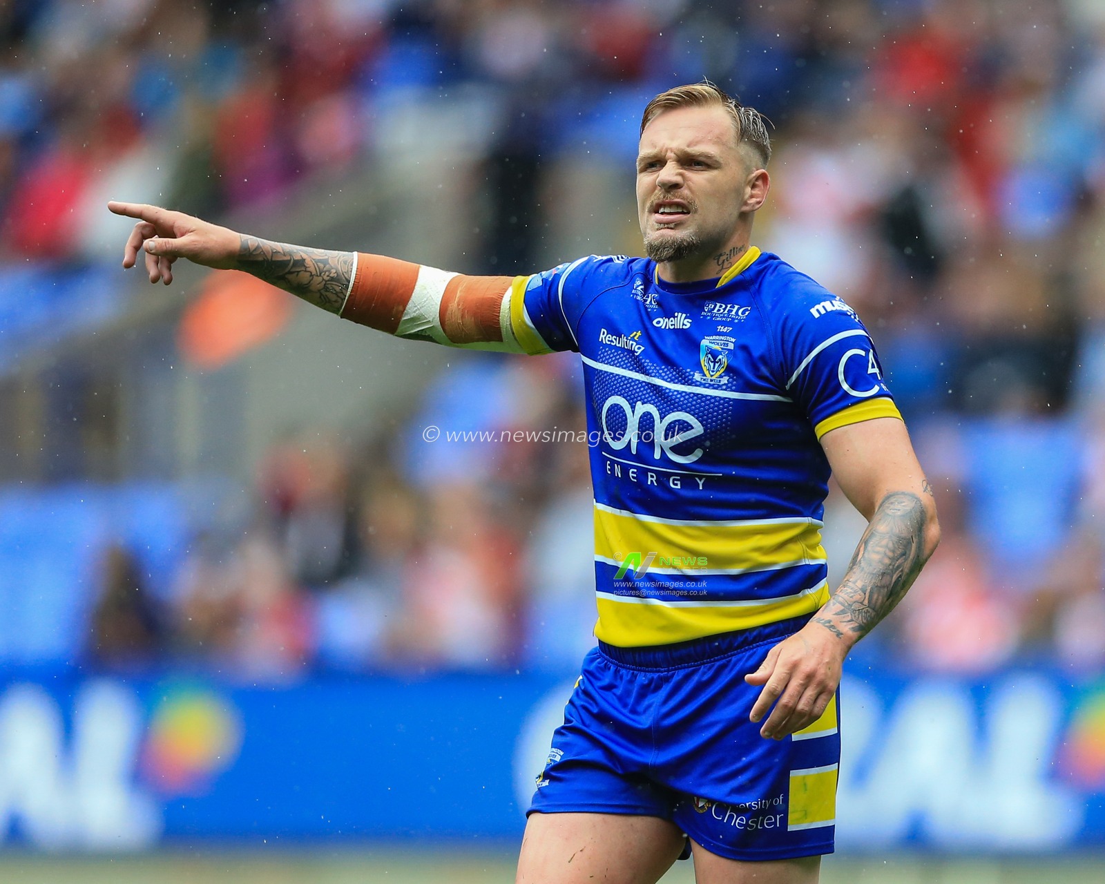 27th July 2019 , University of Bolton Stadium, Bolton, England; 2019 Coral Challenge Cup Semi-Final, Warrington Wolves vs Hull FC ; Blake Austin (6) of Warrington Wolves gives out instructions 


Credit: Mark Cosgrove/News Images