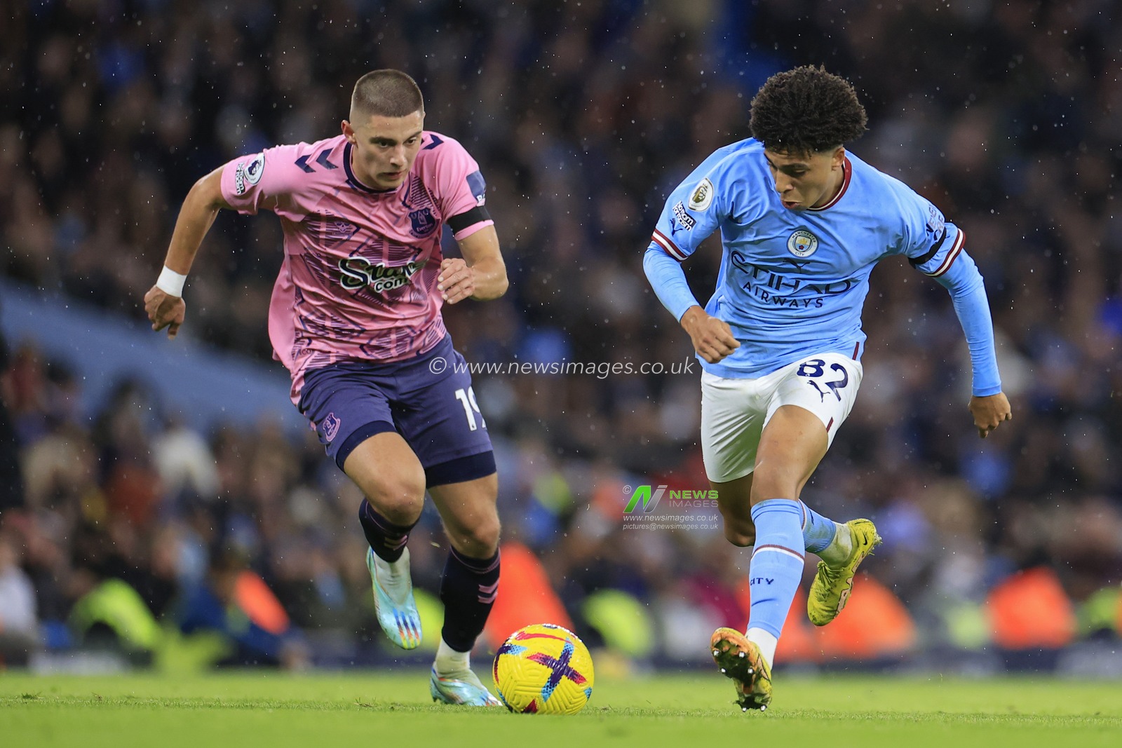 Rico Lewis #82 of Manchester City runs past Vitaly Mykolenko #19 of Everton during the Premier League match Manchester City vs Everton at Etihad Stadium, Manchester, United Kingdom, 31st December 2022

(Photo by Conor Molloy/News Images)