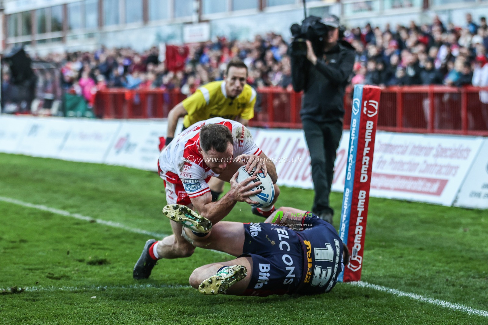 Joe Burgess of Hull KR goes over for a try making it 12-0 during the Betfred Super League Semi Final 2 match Hull KR vs St Helens at Sewell Group Craven Park, Kingston upon Hull, United Kingdom, 3rd October 2025

(Photo by Alfie Cosgrove/News Images)