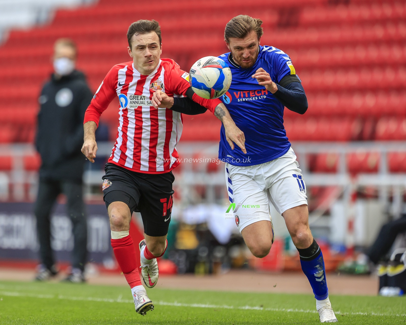 Josh Scowen #14 of Sunderland and Alex Gilbey #11 of Charlton Athletic chase after the ball