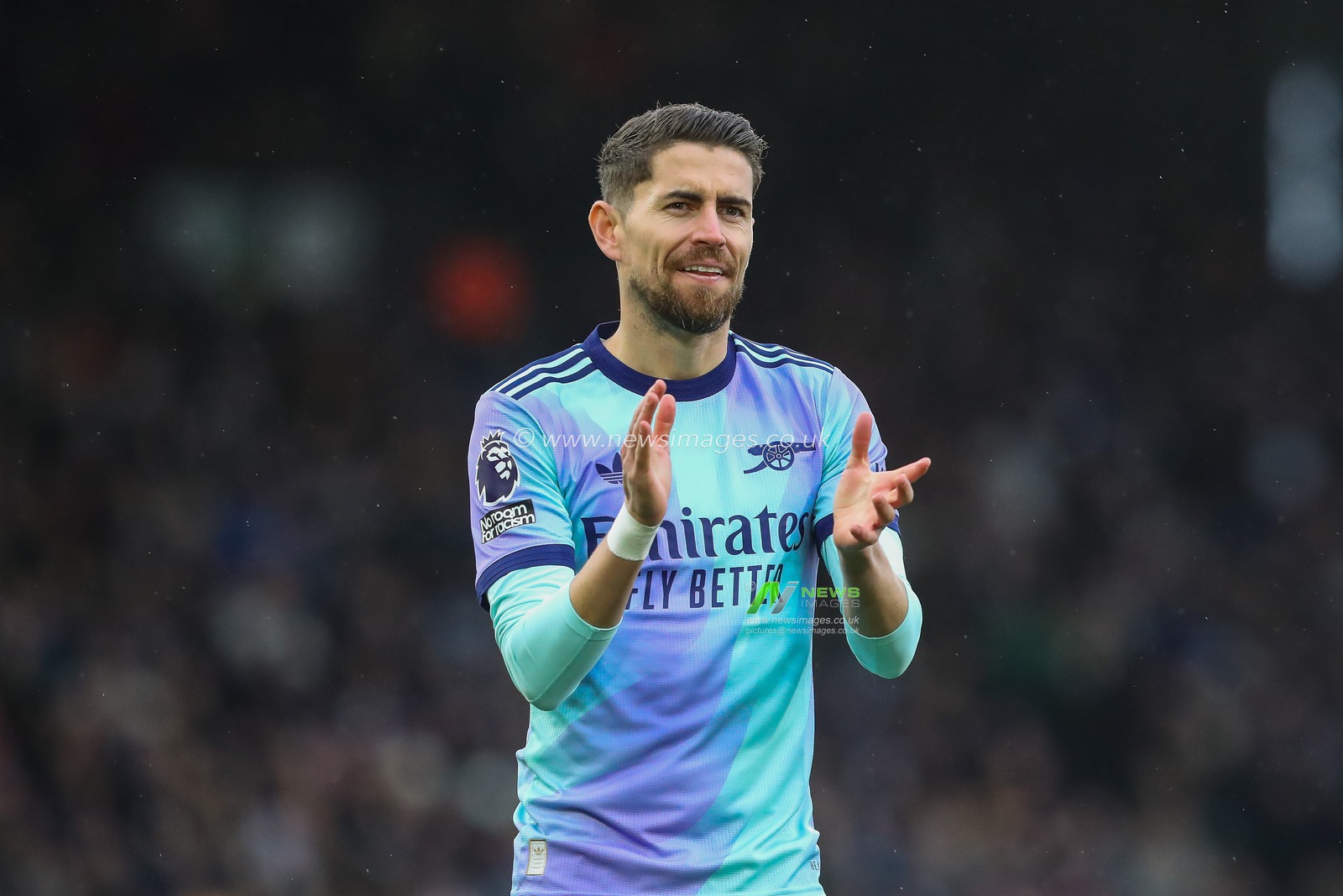 Jorginho of Arsenal applauds the fans during the Premier League match Fulham vs Arsenal at Craven Cottage, London, United Kingdom, 8th December 2024

(Photo by Gareth Evans/News Images)