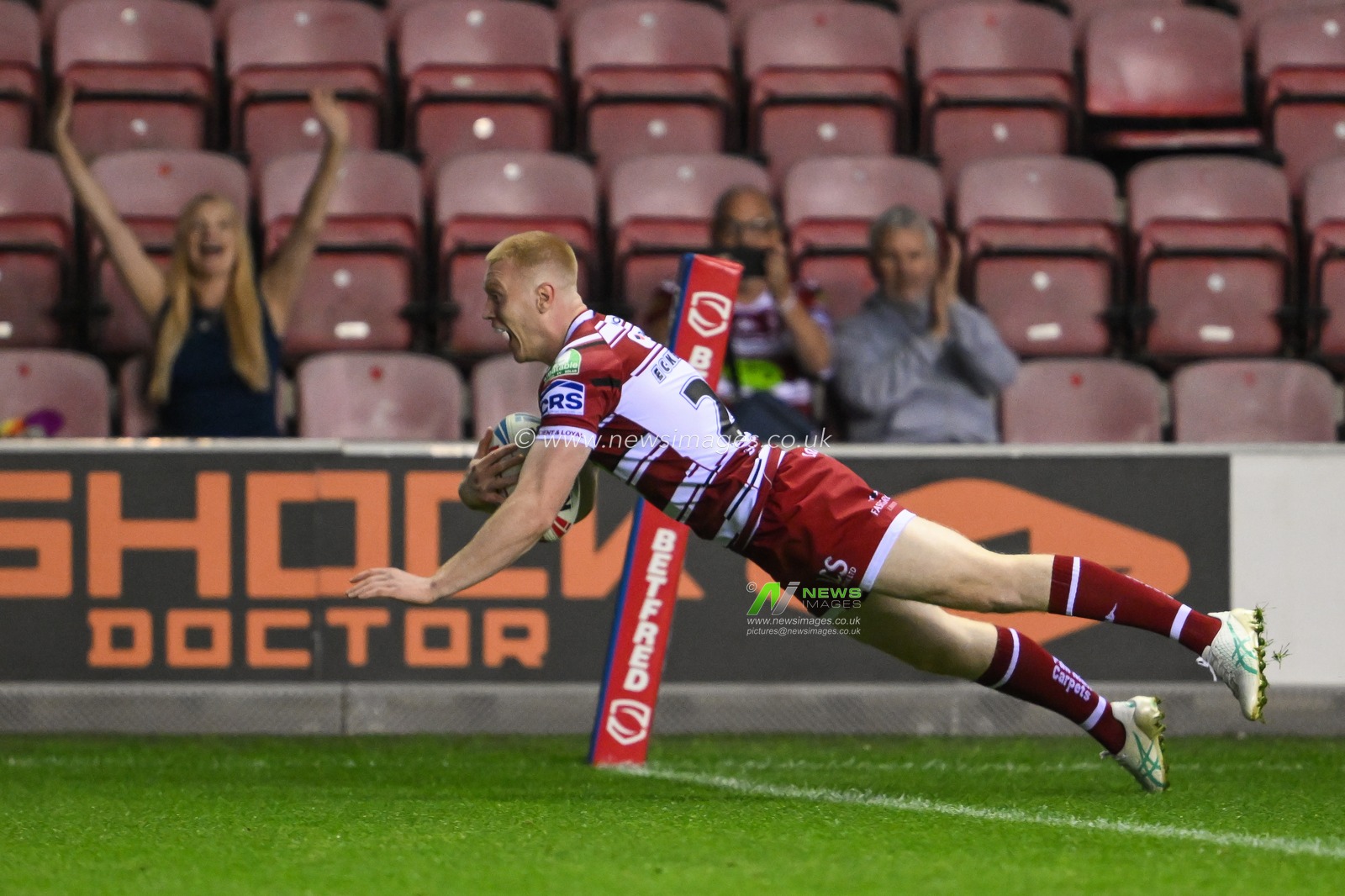 Zach Eckersley of Wigan Warriors goes over for a try during the Betfred Super League Round 20 match Wigan Warriors vs Huddersfield Giants at DW Stadium, Wigan, United Kingdom, 1st August 2024

(Photo by Craig Thomas/News Images)
