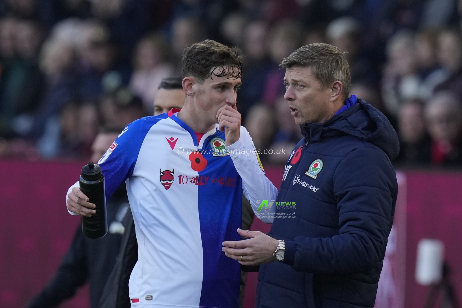 Jon Dahl Tomasson Manager of Blackburn Rovers talks with Tyler Morton #6 of Blackburn Rovers during the Sky Bet Championship match Burnley vs Blackburn Rovers at Turf Moor, Burnley, United Kingdom, 13th November 2022

(Photo by Steve Flynn/News Images)