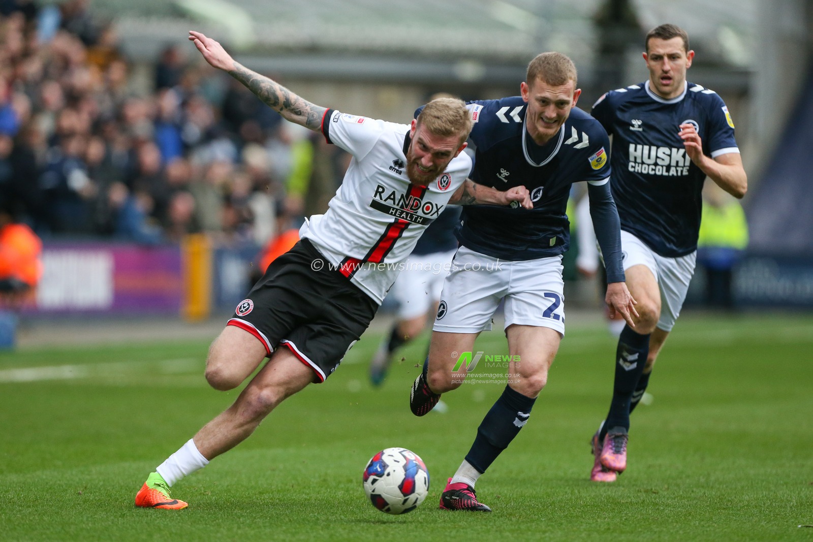 Oliver McBurnie #9 of Sheffield United and George Saville #23 of Millwall tussle for the ball during the Sky Bet Championship match Millwall vs Sheffield United at The Den, London, United Kingdom, 18th February 2023

(Photo by Arron Gent/News Images)