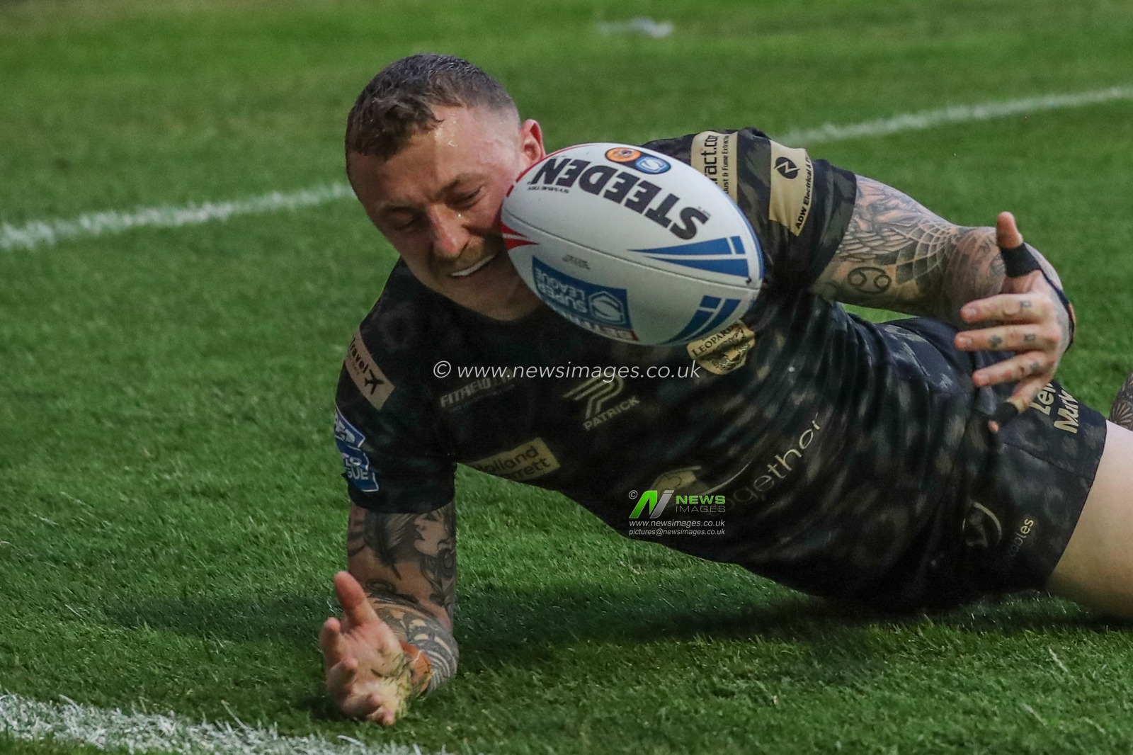 Josh Charnley of Leigh Leopards drops the ball during the Betfred Super League Round 20 match Castleford Tigers vs Leigh Leopards at The Mend-A-Hose Jungle, Castleford, United Kingdom, 1st August 2024

(Photo by Alfie Cosgrove/News Images)