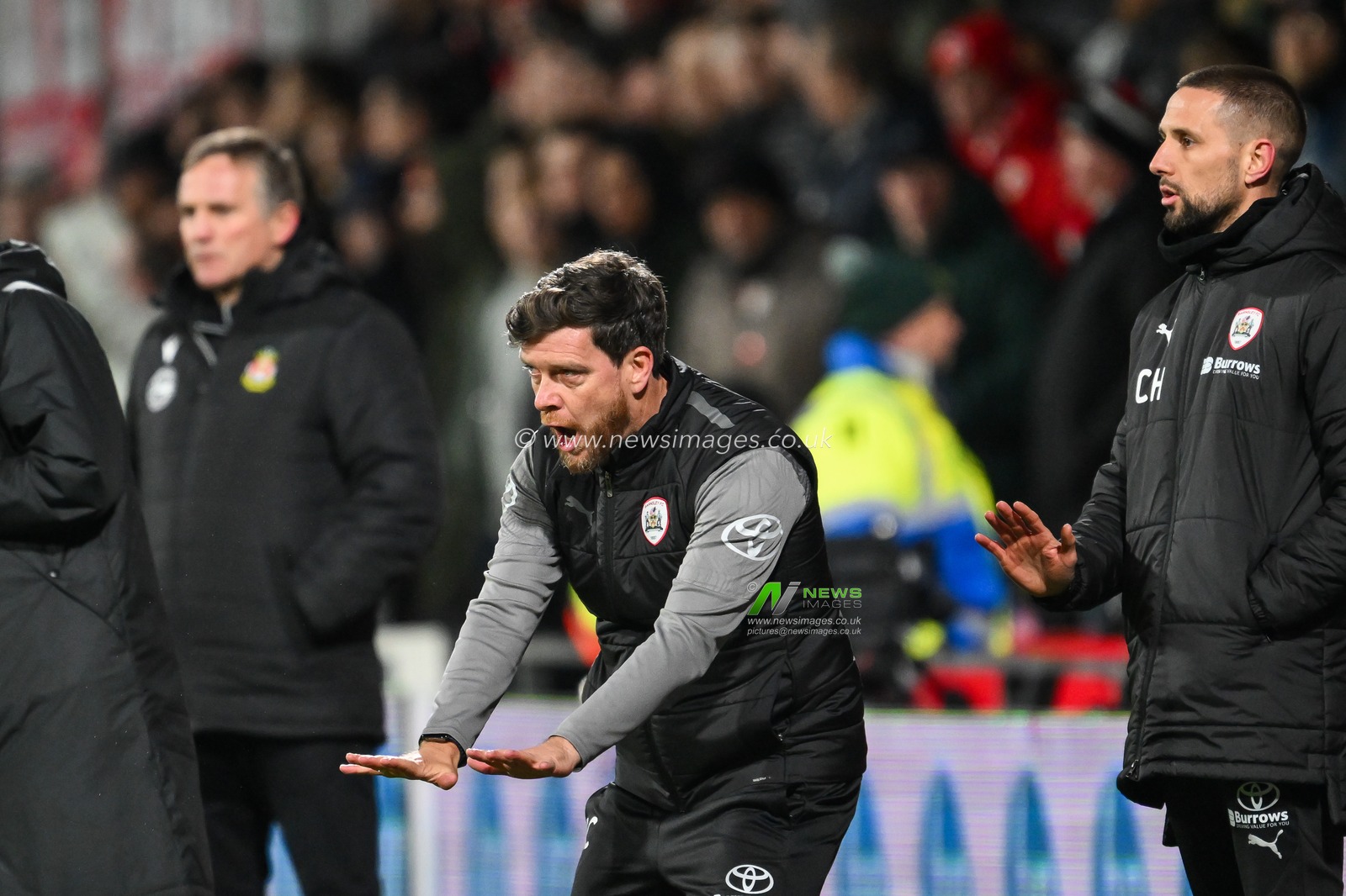Darrell Clarke Manager of Barnsley gives his team instructions during the Sky Bet League 1 match Wrexham vs Barnsley at SToK Cae Ras, Wrexham, United Kingdom, 3rd December 2024

(Photo by Craig Thomas/News Images)