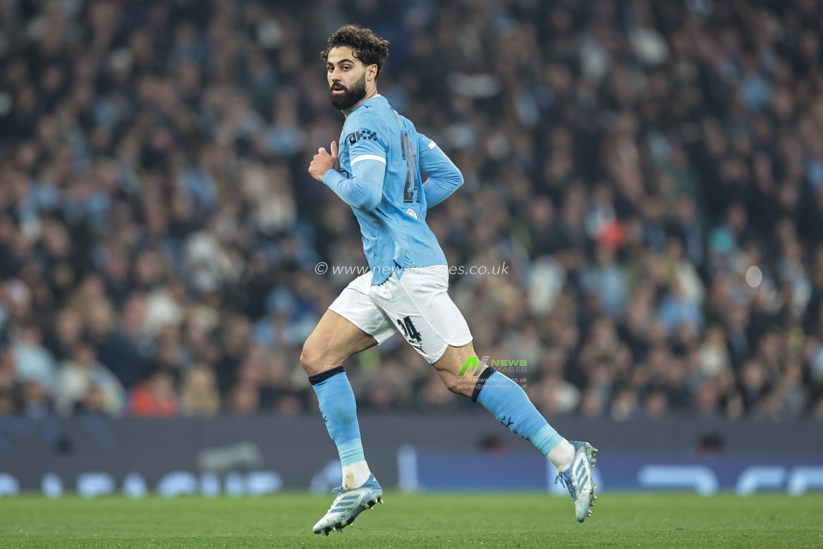 Josko Gvardiol of Manchester City during the UEFA Champions League Matchday 4 of 8 Manchester City vs Borussia Dortmund at the City of Manchester Stadium, Manchester, United Kingdom, 5th November 2025

(Photo by Mark Cosgrove/News Images)

*** GER AUT SUI OUT ***