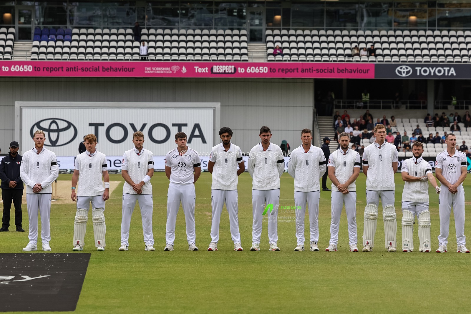 England team during a minutes silence as we remember Dilip Doshi 1947-2025 during the 1st Rothesay Test Match Day 5 England vs India at Headingley Cricket Ground, Leeds, United Kingdom, 24th June 2025

(Photo by Mark Cosgrove/News Images)