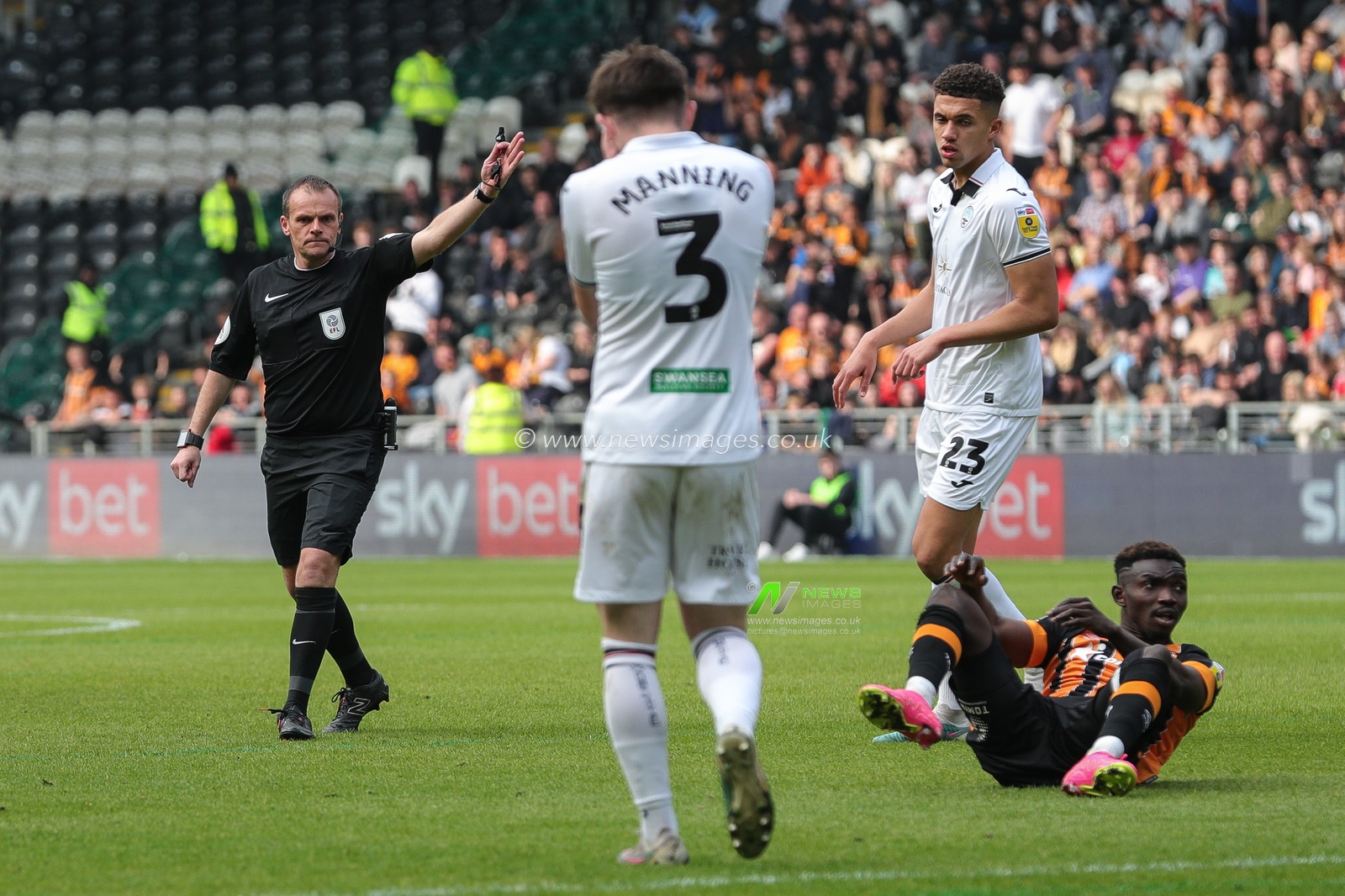 Referee Geoff Eltringham awards a free kick to Hull during the Sky Bet Championship match Hull City vs Swansea City at MKM Stadium, Hull, United Kingdom, 29th April 2023

(Photo by James Heaton/News Images)