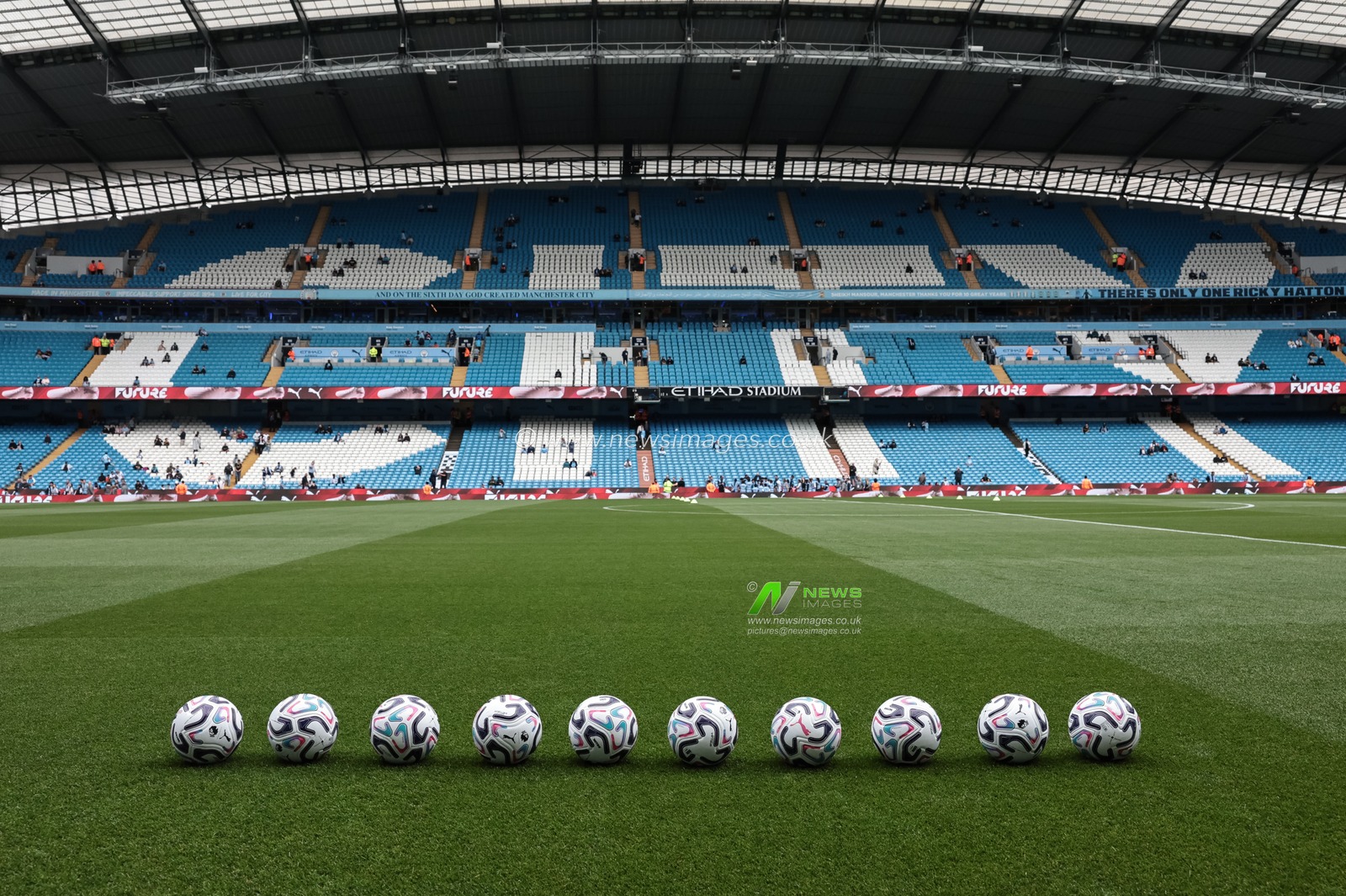 A line of official Premier League training balls during the Premier League match Manchester City vs Coventry City at Etihad Stadium, Manchester, United Kingdom on 05 September 2026

(Photo by Mark Cosgrove/News Images)