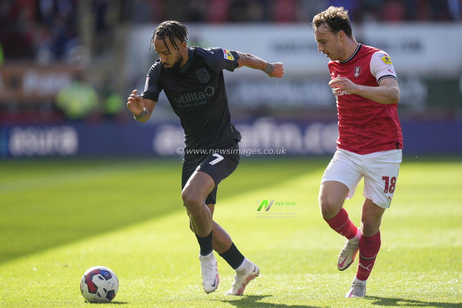 Sorba Thomas #7 of Huddersfield Town runs p0ast Ollie Rathbone #18 of Rotherham United during the Sky Bet Championship match Rotherham United vs Huddersfield Town at AESSEAL New York Stadium, Rotherham, United Kingdom, 15th October 2022

(Photo by Steve Flynn/News Images)