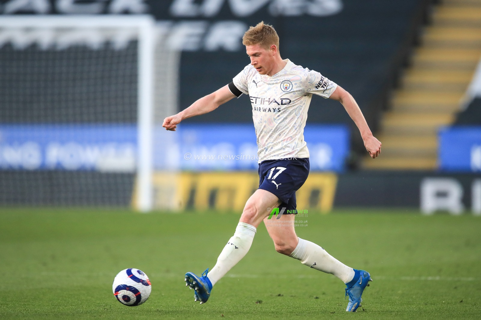 Kevin De Bruyne #17 of Manchester City in action during the game