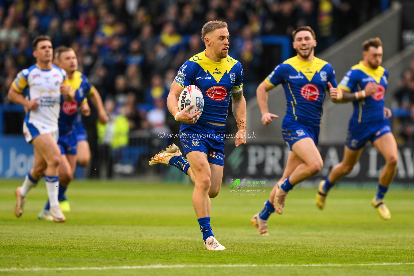 Matt Dufty of Warrington Wolves makes a break during the Betfred Super League Round 17 match Warrington Wolves vs Leeds Rhinos at Halliwell Jones Stadium, Warrington, United Kingdom, 11th July 2024

(Photo by Craig Thomas/News Images)