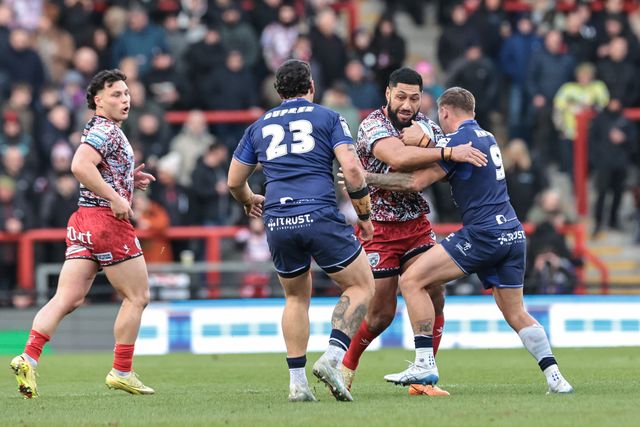 Isaac Liu of Leigh Leopards tk\Brendan Hands of Toulouse Olympique during the Betfred Super League round 6 match Leigh Leopards vs Toulouse at Leigh Sports Village, Leigh, United Kingdom on 28 March 2026

(Photo by Mark Cosgrove/News Images)