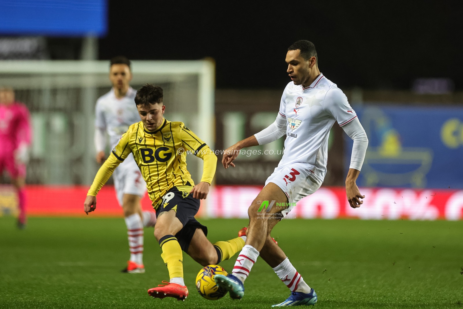 Jon Russell of Barnsley in action during the Sky Bet League 1 match Oxford United vs Barnsley at Kassam Stadium, Oxford, United Kingdom, 23rd January 2024

(Photo by Mark Cosgrove/News Images)