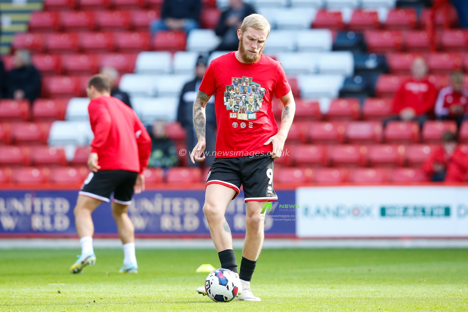 Oliver McBurnie #9 of Sheffield United warms up before the Sky Bet Championship match Sheffield United vs Birmingham City at Bramall Lane, Sheffield, United Kingdom, 1st October 2022

(Photo by Ben Early/News Images)