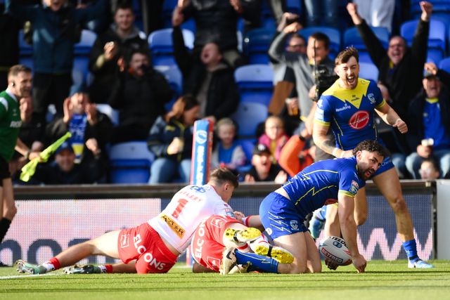 Toby King of Warrington Wolves scores his team's first try during the Betfred Super League play-off Eliminator 2 Warrington Wolves v St Helens at Halliwell Jones Stadium, Warrington, United Kingdom, 28th September 2024

(Photo by Ben Roberts/News Images)