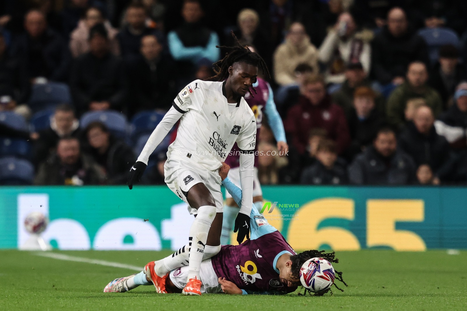 Hannibal Mejbri of Burnley goes down as he challenges Ibrahim Cissoko of Plymouth Argyle for the ball during the Sky Bet Championship match Burnley vs Plymouth Argyle at Turf Moor, Burnley, United Kingdom, 1st October 2024

(Photo by Alfie Cosgrove/News Images)