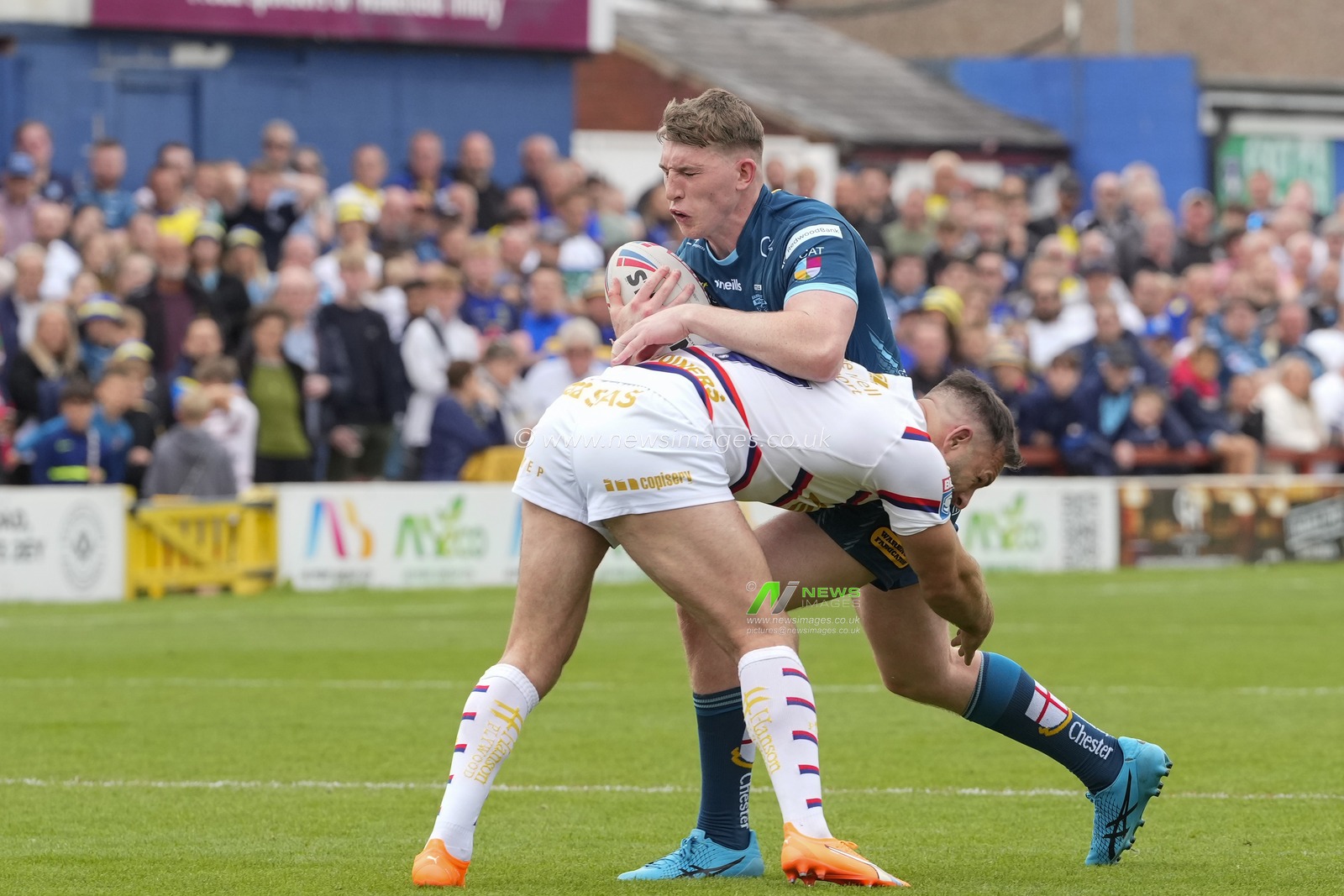 Matty Nicholson #12 of Warrington Wolves runs at Luke Gale #37 of Wakefield Trinity during the Betfred Super League Round 20 match Wakefield Trinity vs Warrington Wolves at The Be Well Support Stadium, Wakefield, United Kingdom, 30th July 2023

(Photo by Steve Flynn/News Images)