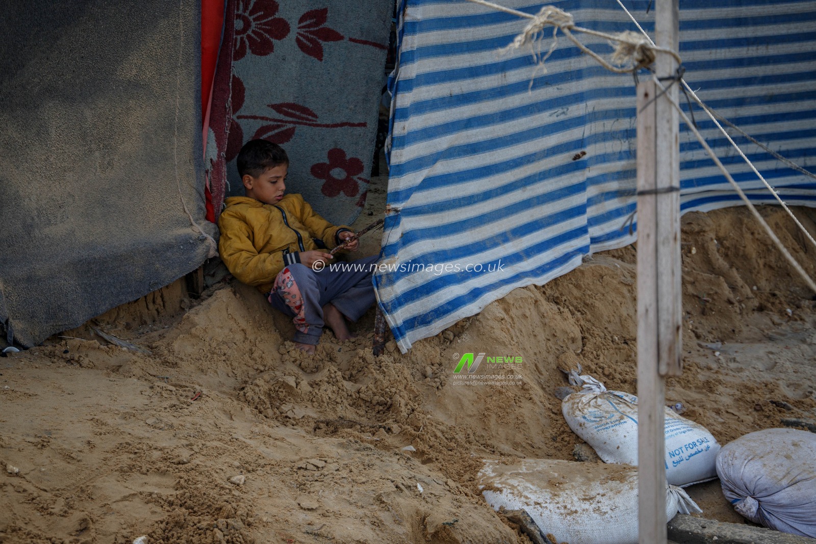 Strong winds on the Khan Yunis beach in the southern Gaza Strip have uprooted the tents of displaced people, increasing their suffering amid harsh humanitarian conditions. The displaced people who took refuge on the beach to escape the bombing are now facing the cold winter without shelter, amid the absence of the necessary aid to secure their basic needs.(Photo: Mohammed Skaik/News Images)