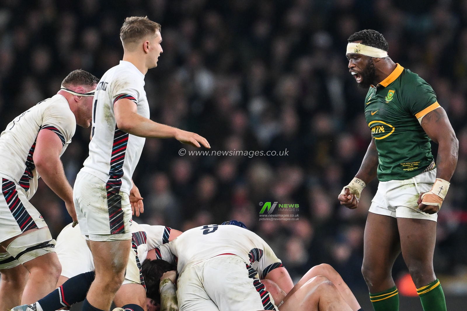 Siya Kolisi of South Africa celebrates a turn over during the Autumn Nations Series match England vs South Africa at Allianz Stadium,, Twickenham, United Kingdom, 16th November 2024

(Photo by Craig Thomas/News Images)