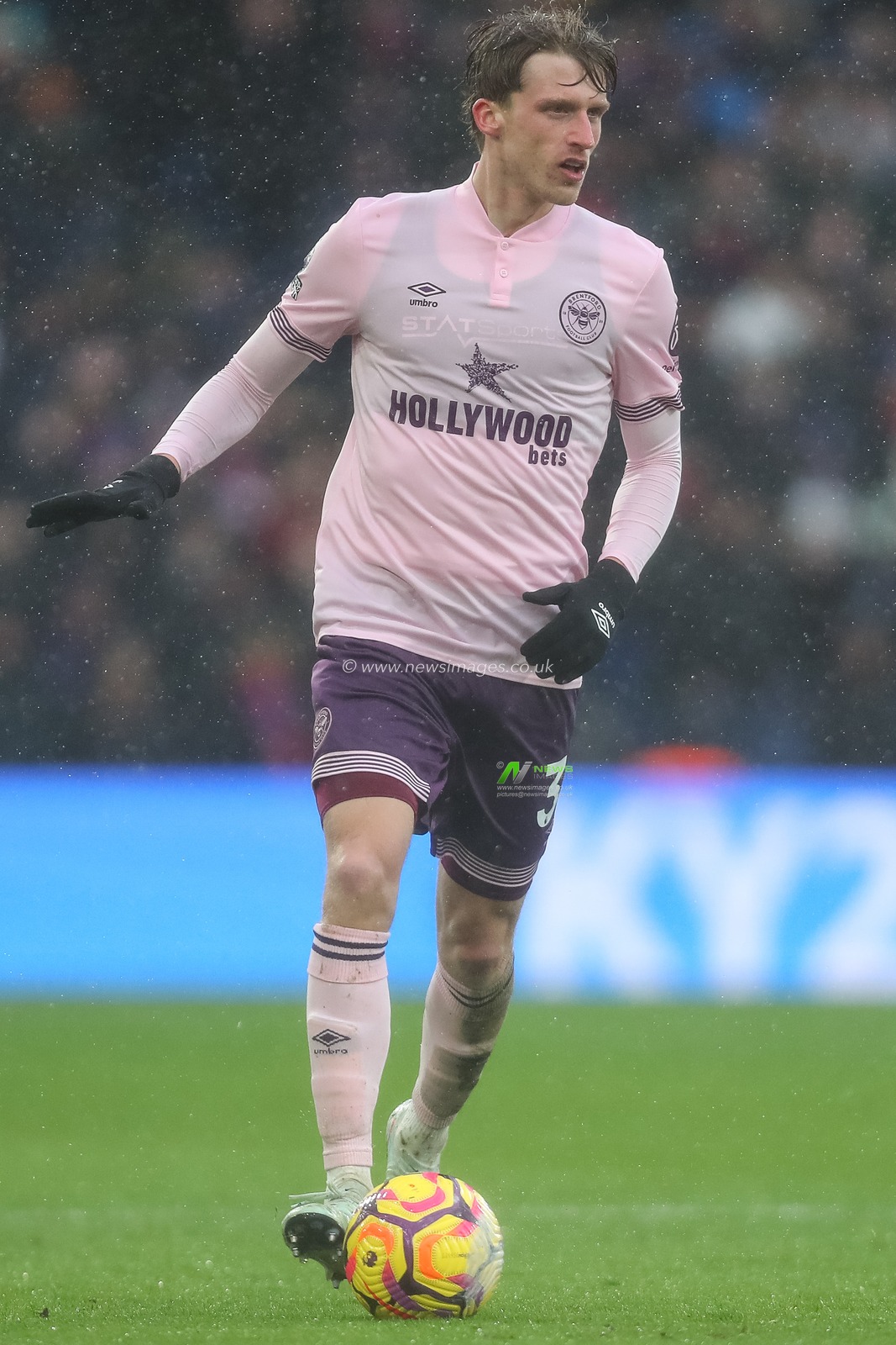 Mads Roerslev of Brentford with the ball during the Premier League match Crystal Palace vs Brentford at Selhurst Park, London, United Kingdom, 26th January 2025

(Photo by Izzy Poles/News Images)