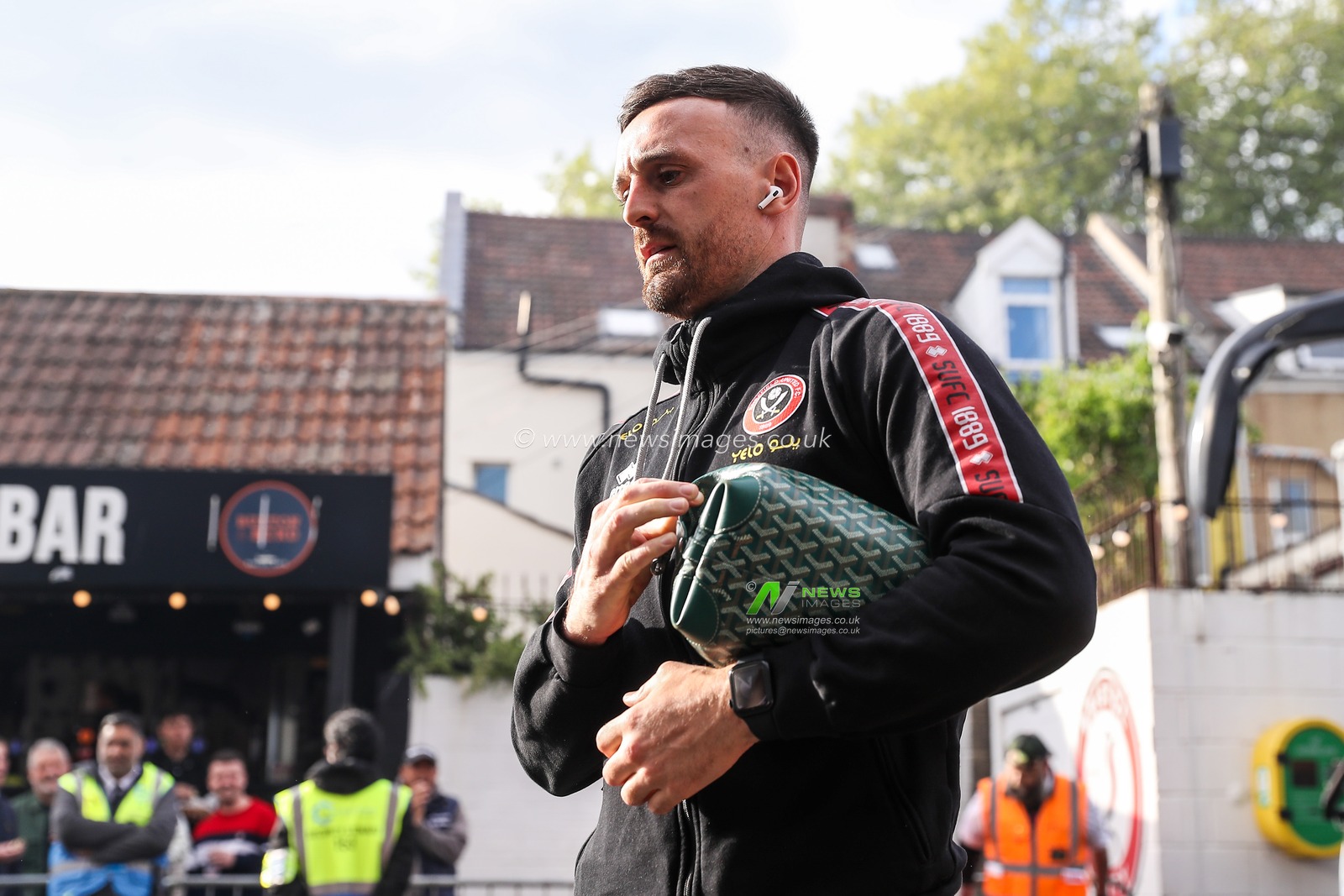 Jack Robinson of Sheffield United arrives ahead of the Sky Bet Championship Playoff Semi-final match Bristol City vs Sheffield United at Ashton Gate, Bristol, United Kingdom, 8th May 2025

(Photo by Gareth Evans/News Images)