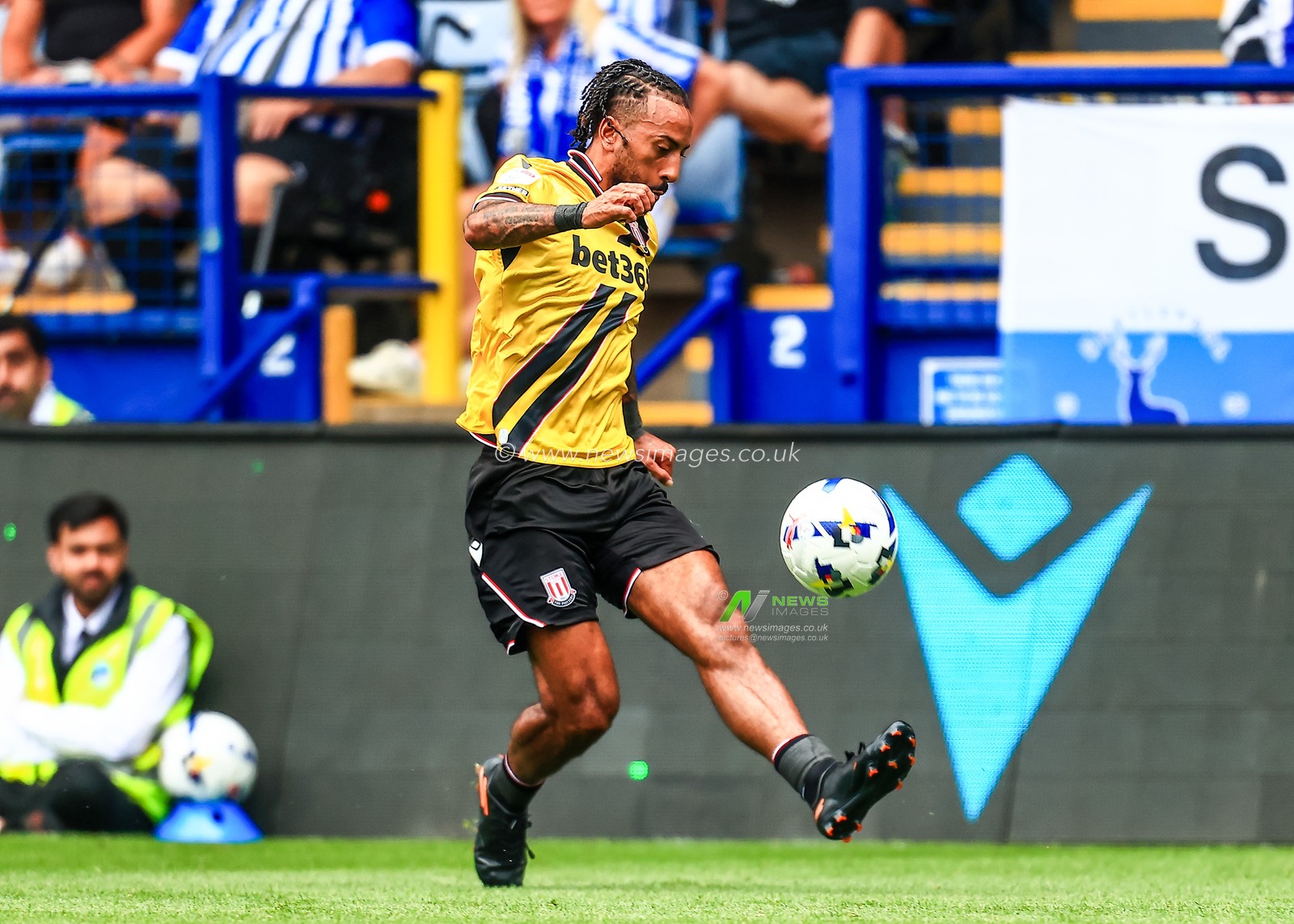 Sorba Thomas of Stoke City crosses the ball during the Sky Bet Championship match Sheffield Wednesday vs Stoke City at Hillsborough, Sheffield, United Kingdom, 16th August 2025

(Photo by Richard Bierton/News Images)