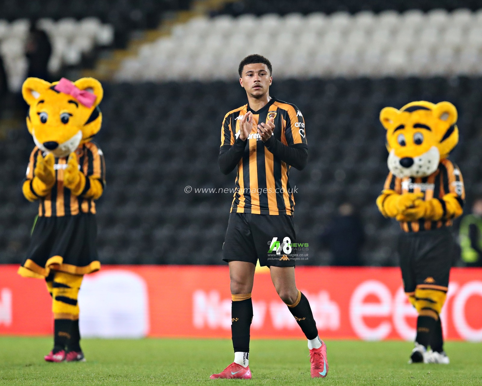 Mason Burstow of Hull City applauds the fans after the Sky Bet Championship match Hull City vs Oxford United at MKM Stadium, Hull, United Kingdom, 12th March 2025

(Photo by Sam Eaden/News Images)
