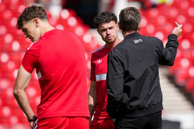 Nottingham Forest manager Oliver Glasner speaks to Neco Williams of Nottingham Forest  and Ryan Yates of Nottingham Forest as they inspect the pitch prior to kick off during the Premier League match Nottingham Forest vs Tottenham Hotspur at City Ground, Nottingham, United Kingdom on 05 September 2026

(Photo by Maynard Manyowa/News Images)