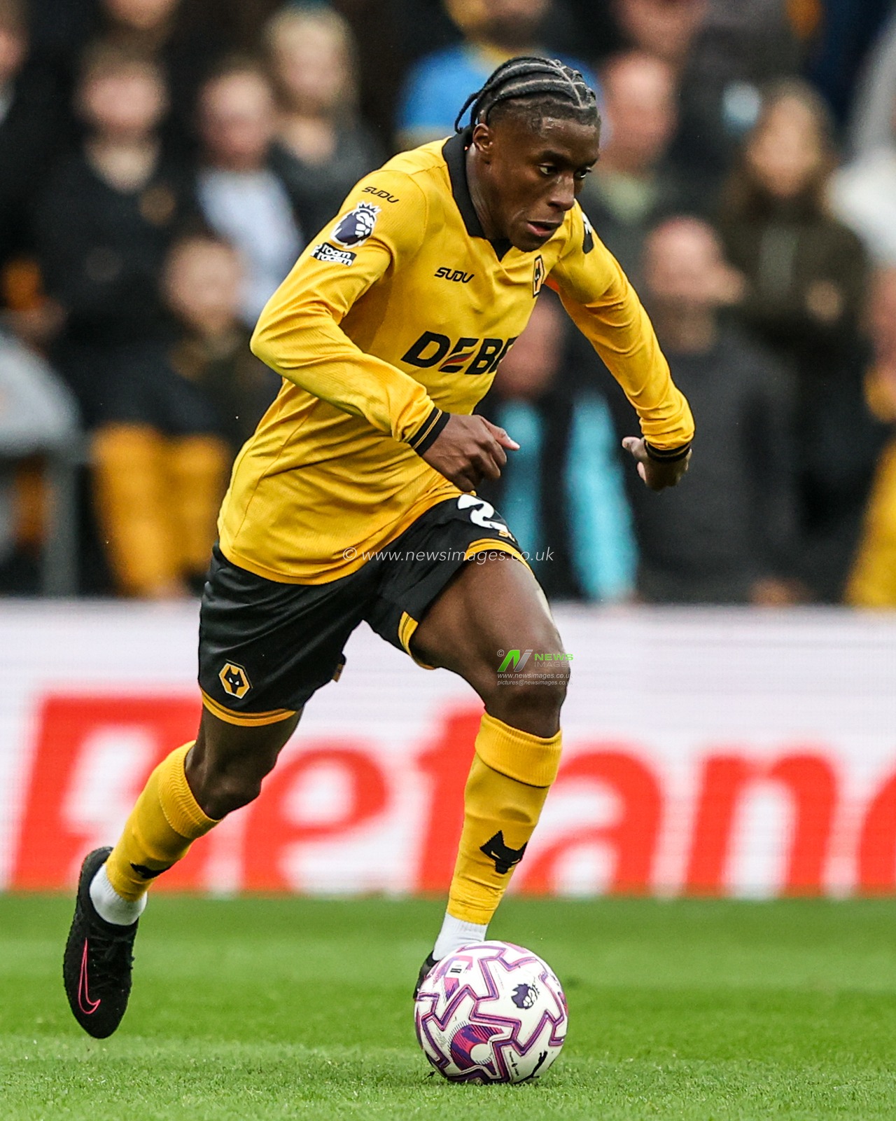 Jean-Ricner Bellegarde of Wolverhampton Wanderers breaks with the ball during the Premier League match Wolverhampton Wanderers vs Leeds United at Molineux, Wolverhampton, United Kingdom, 20th September 2025

(Photo by Alfie Cosgrove/News Images)