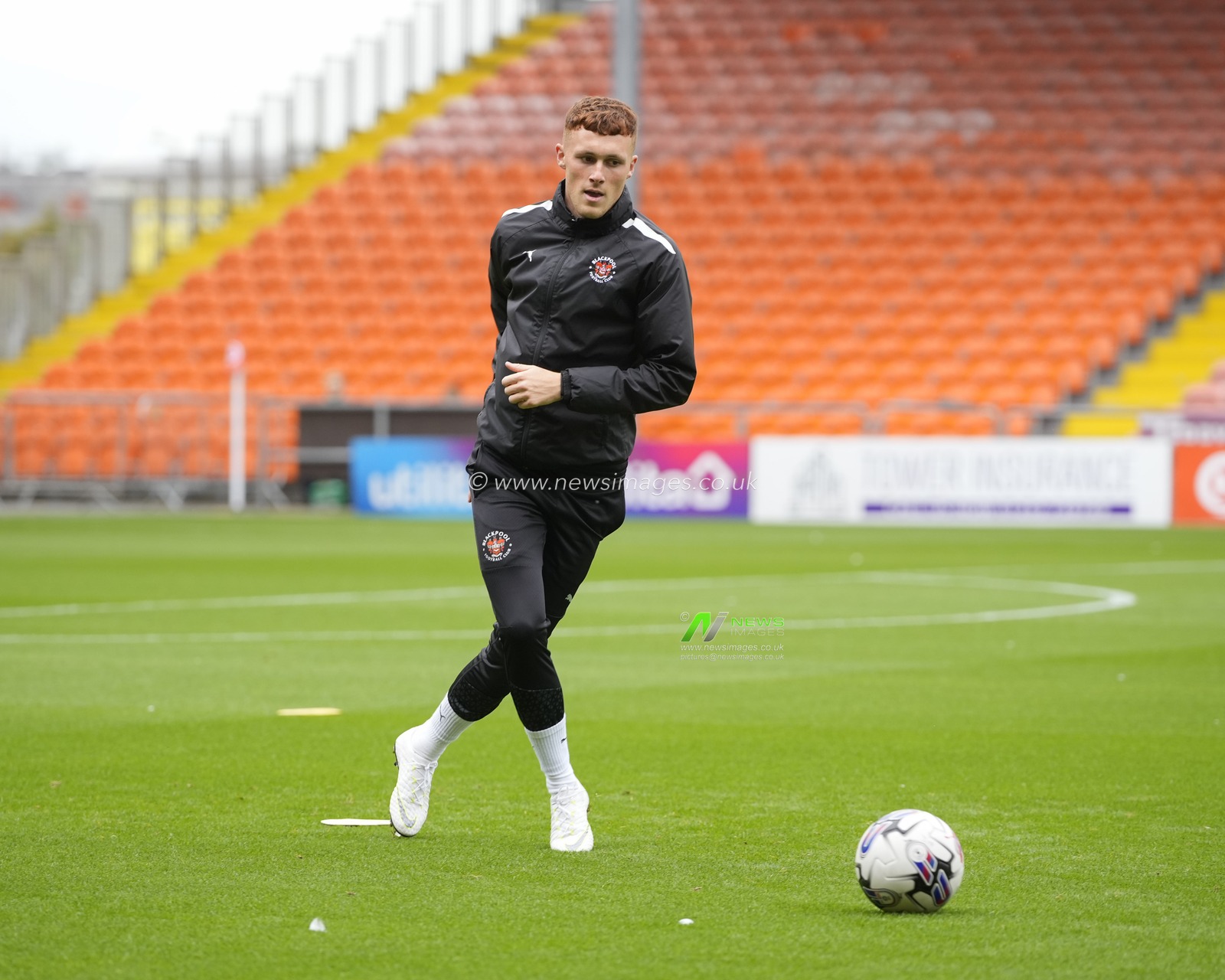 Sonny Carey #10 of Blackpool warms up before the Sky Bet League 1 match Blackpool vs Burton Albion at Bloomfield Road, Blackpool, United Kingdom, 5th August 2023

(Photo by Steve Flynn/News Images)