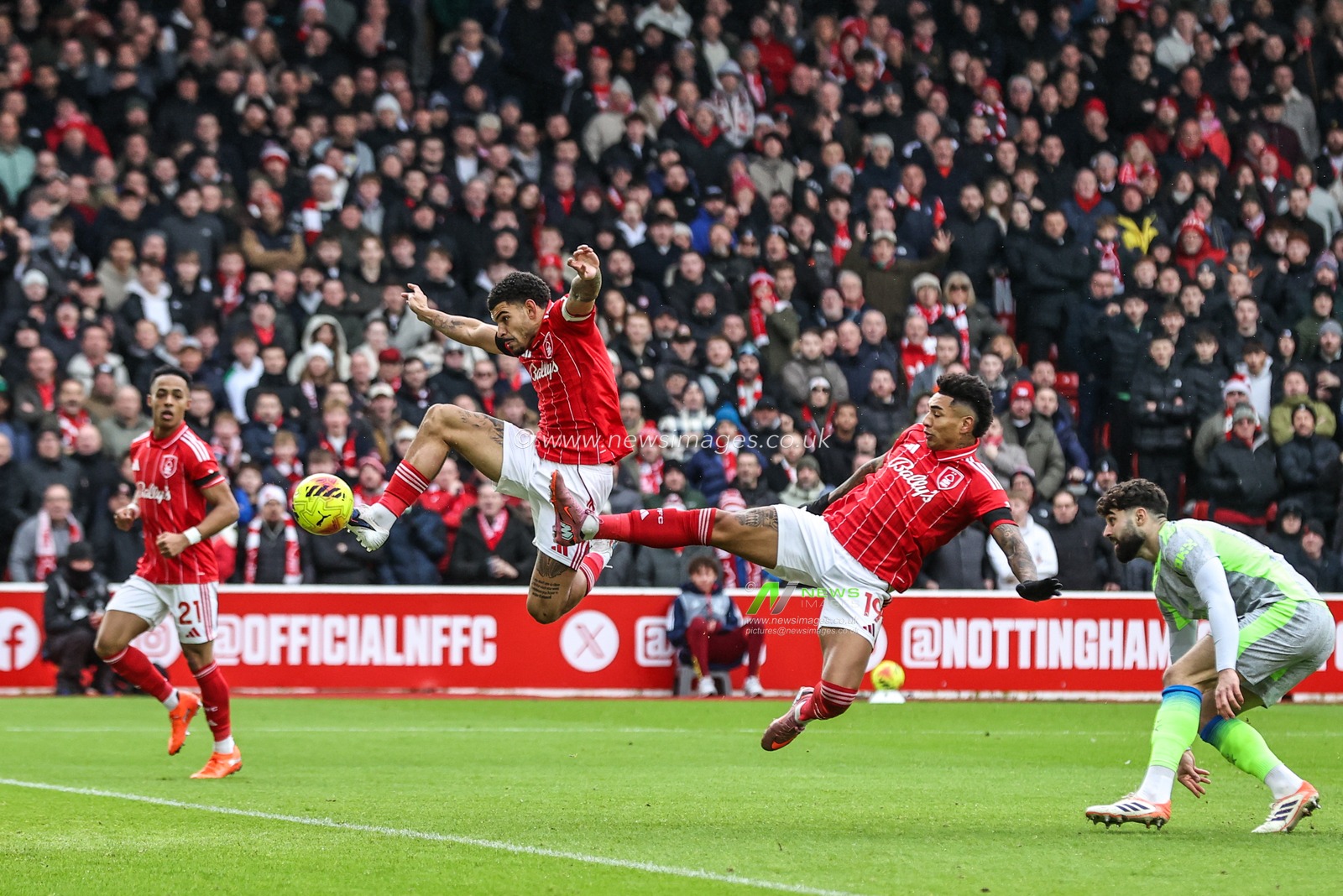 Igor Jesus of Nottingham Forest and Morgan Gibbs-White of Nottingham Forest both jump up for a shot on goal during the Premier League match Nottingham Forest vs Manchester City at City Ground, Nottingham, United Kingdom, 27th December 2025

(Photo by Alfie Cosgrove/News Images)

*** GER AUT SUI OUT ***