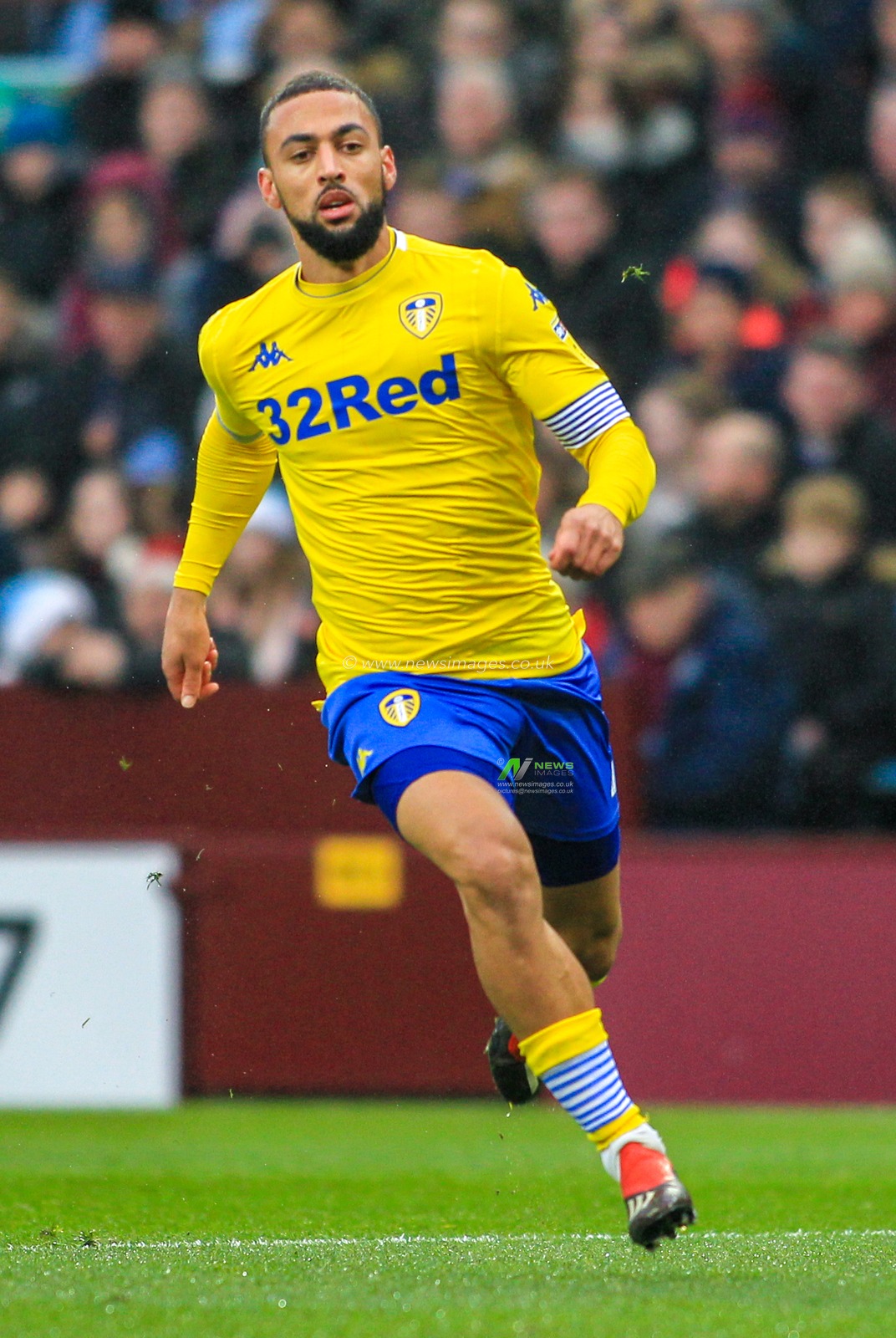 23rd December 2018, Villa Park, Birmingham, England ; Sky Bet Championship, Aston Villa vs Leeds United : 
Kemar Roofe (07) of Leeds Utd  chasing a back pass
Credit: Craig Milner/News Images

English Football League images are subject to DataCo Licence